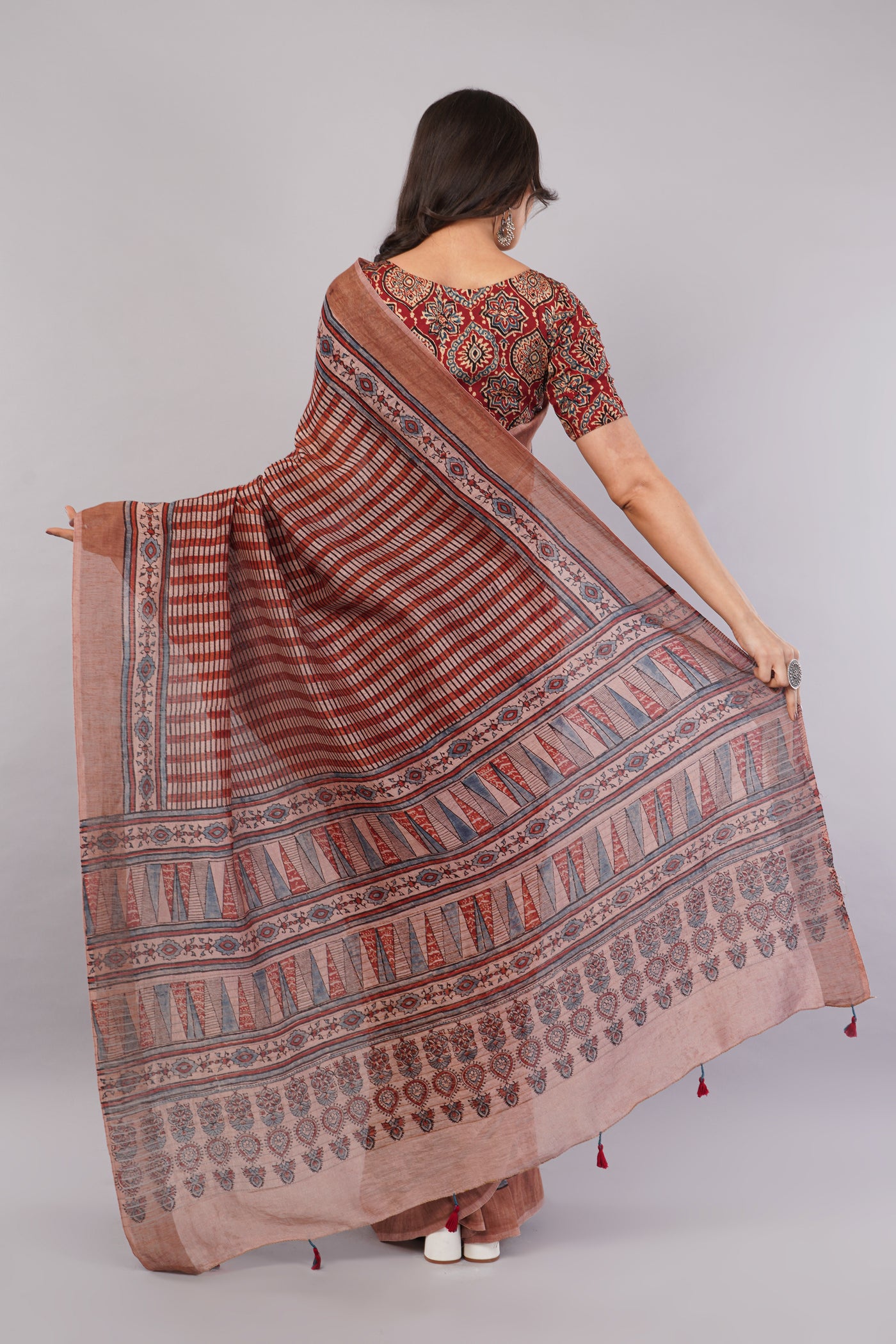 ANJANA:CREAM HANDBLOCK AJRAKH PURE SILK-LINEN SAREE