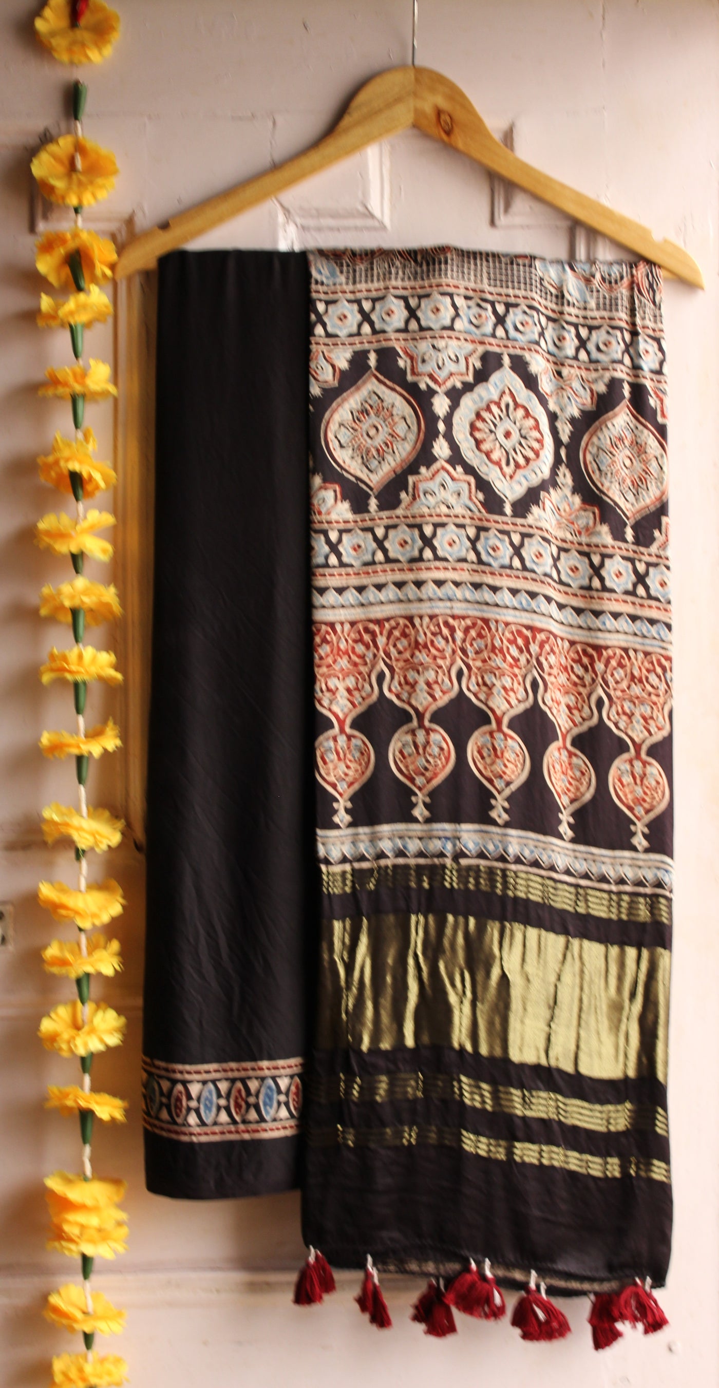 HANSHINI : Handblock Ajrakh Modal Silk Suitset