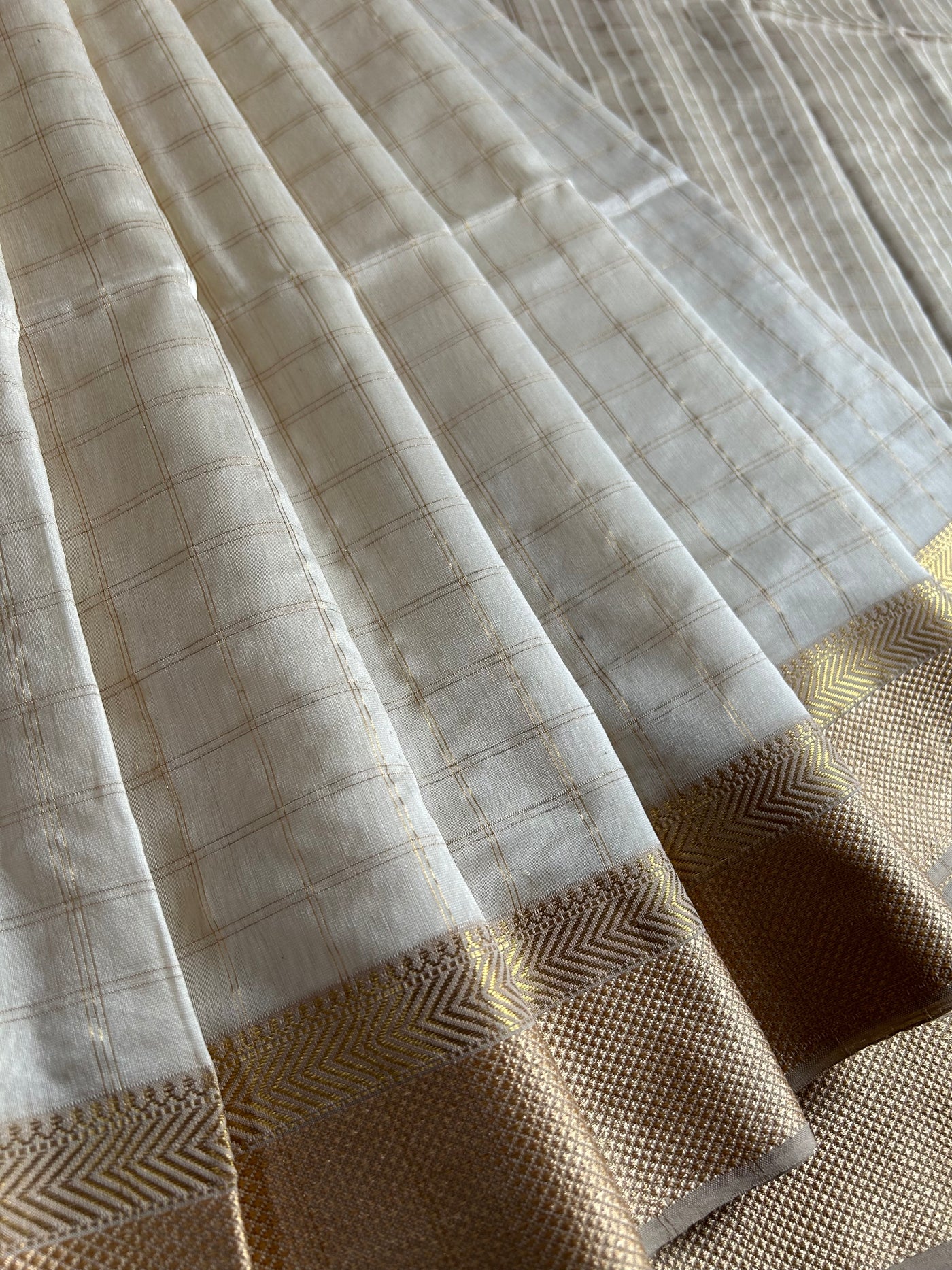 MENAKSHI: Handloom Silk-Cott Maheshwari Saree With Zari Border