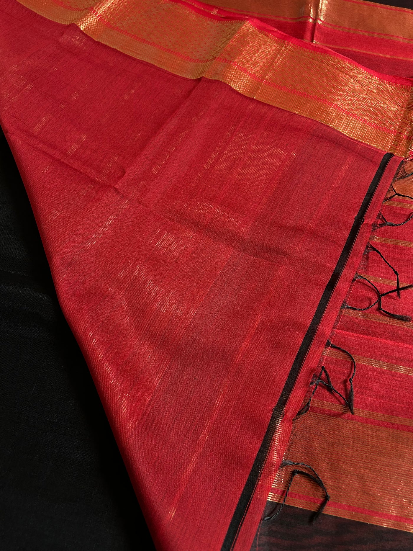 KAJAL: Handloom Silk-Cott Maheshwari Saree With Zari Border