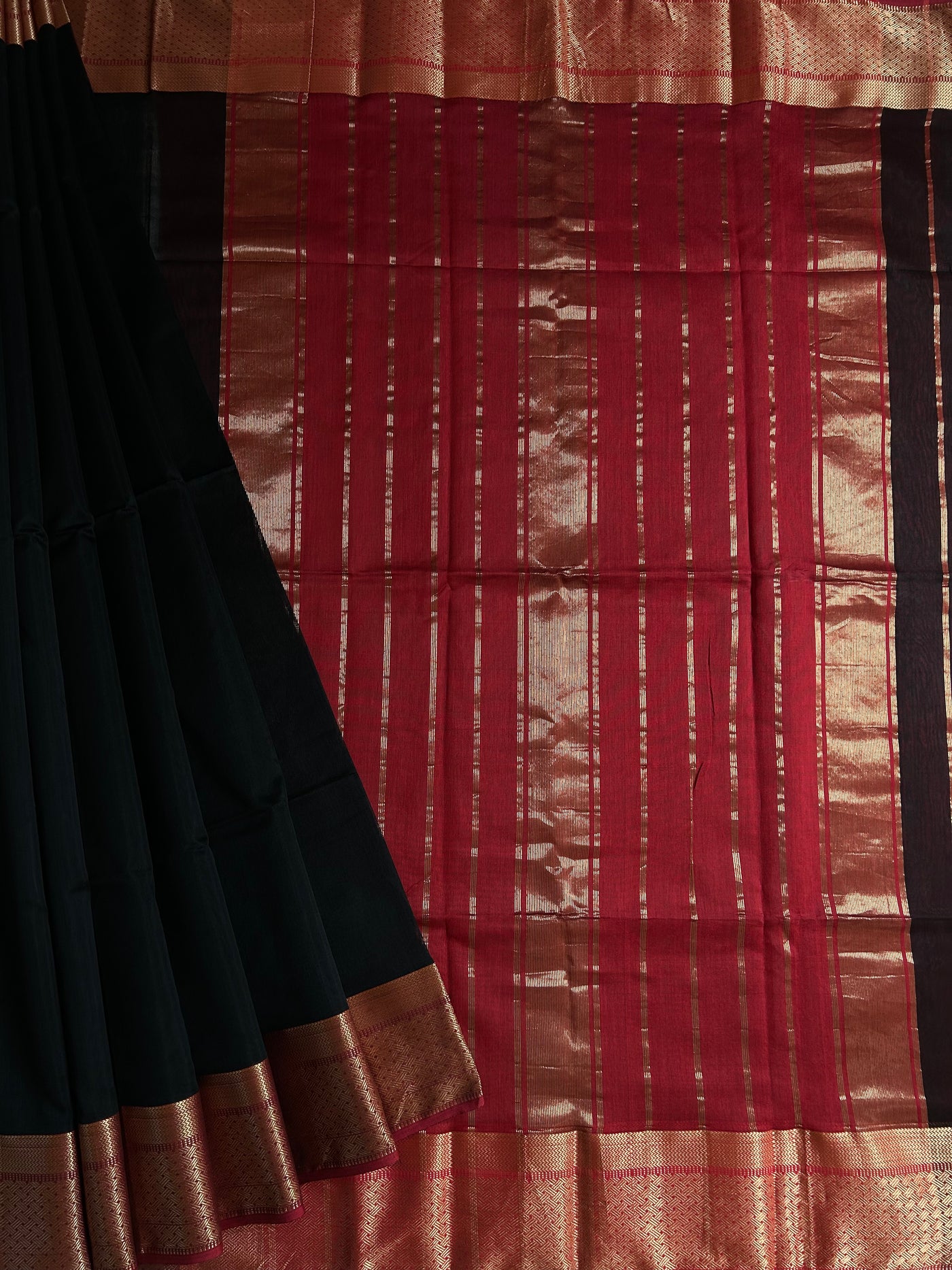 KAJAL: Handloom Silk-Cott Maheshwari Saree With Zari Border