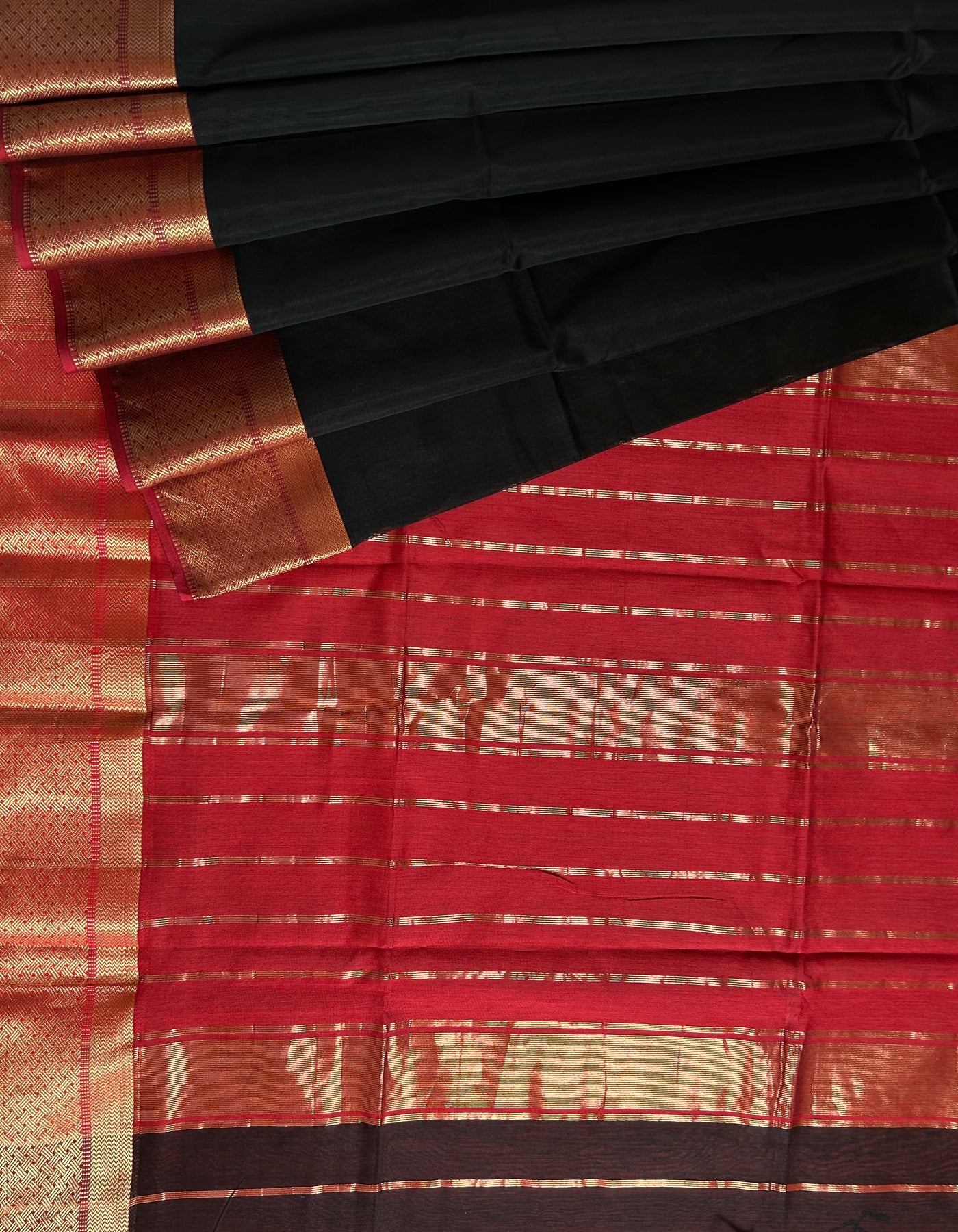 KAJAL: Handloom Silk-Cott Maheshwari Saree With Zari Border