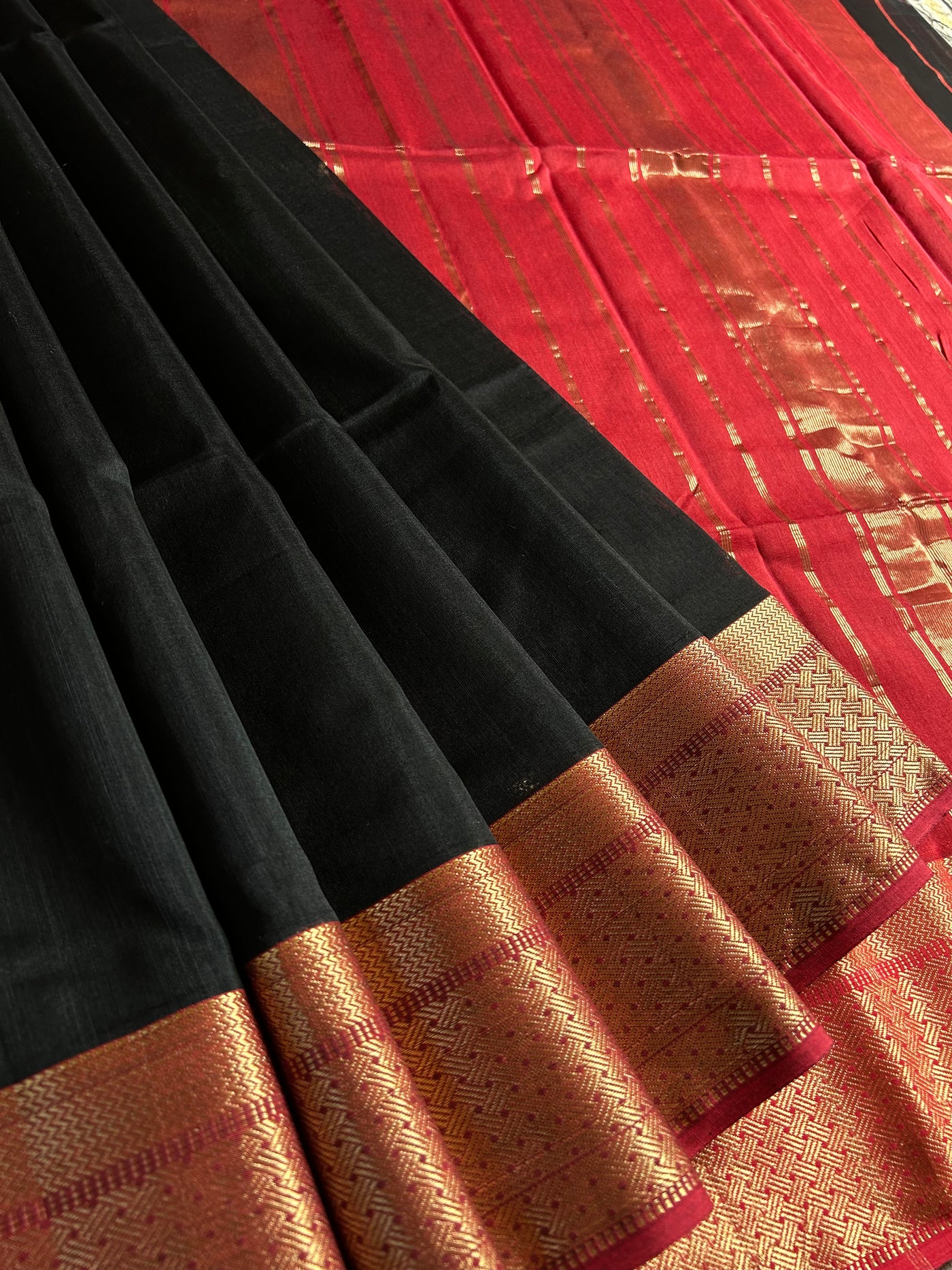 KAJAL: Handloom Silk-Cott Maheshwari Saree With Zari Border