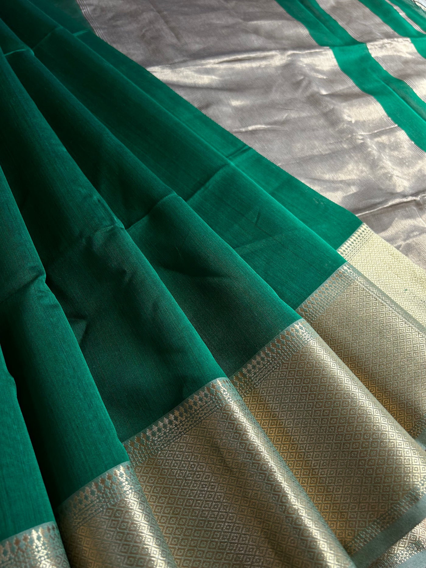 HARINI: Handloom Silk-Cott Maheshwari Saree With Zari Border