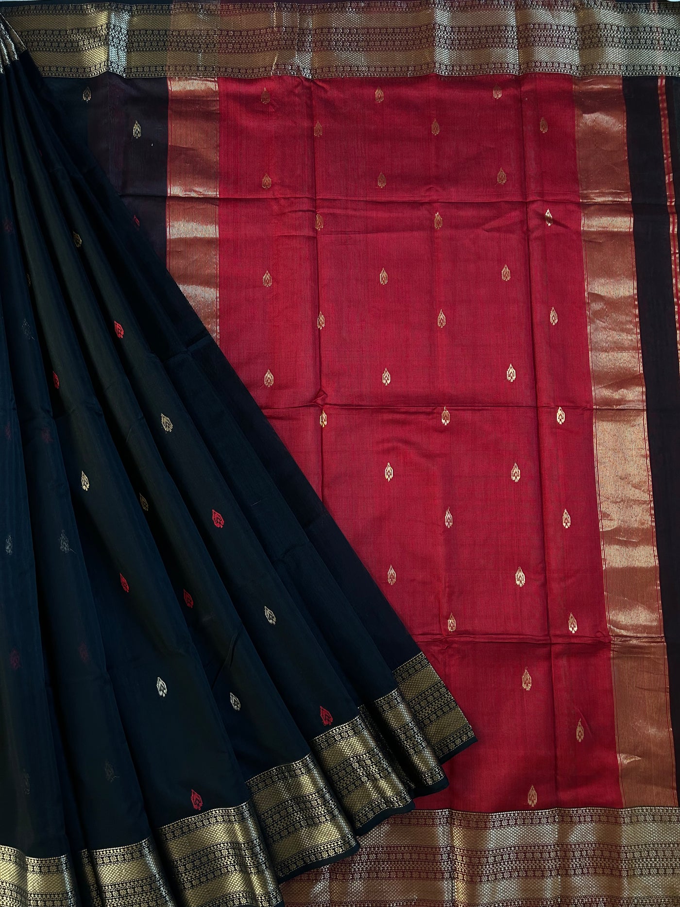 VAIJYANTI: Handloom Silk-Cott Maheshwari Saree With Zari Border