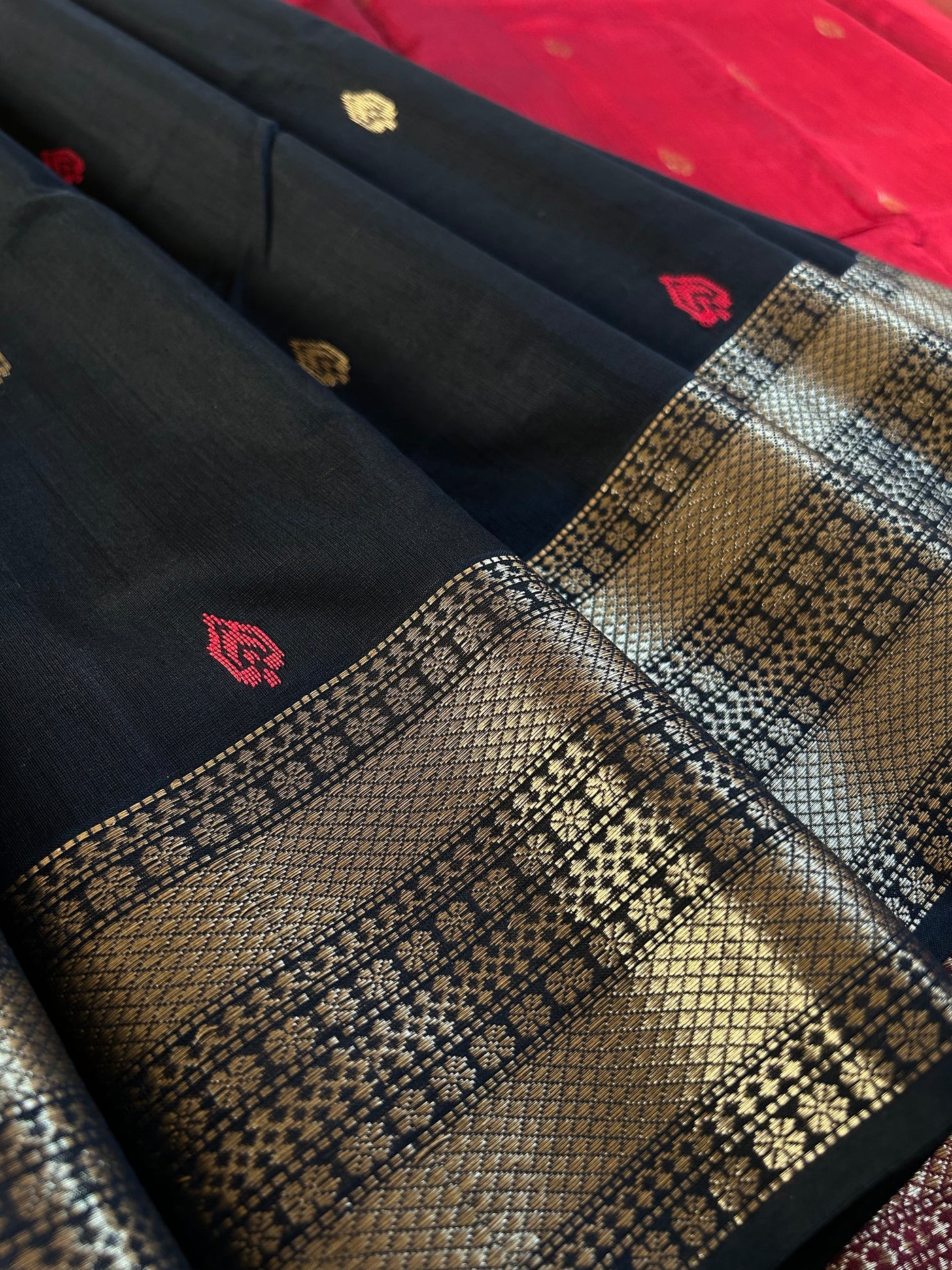 VAIJYANTI: Handloom Silk-Cott Maheshwari Saree With Zari Border