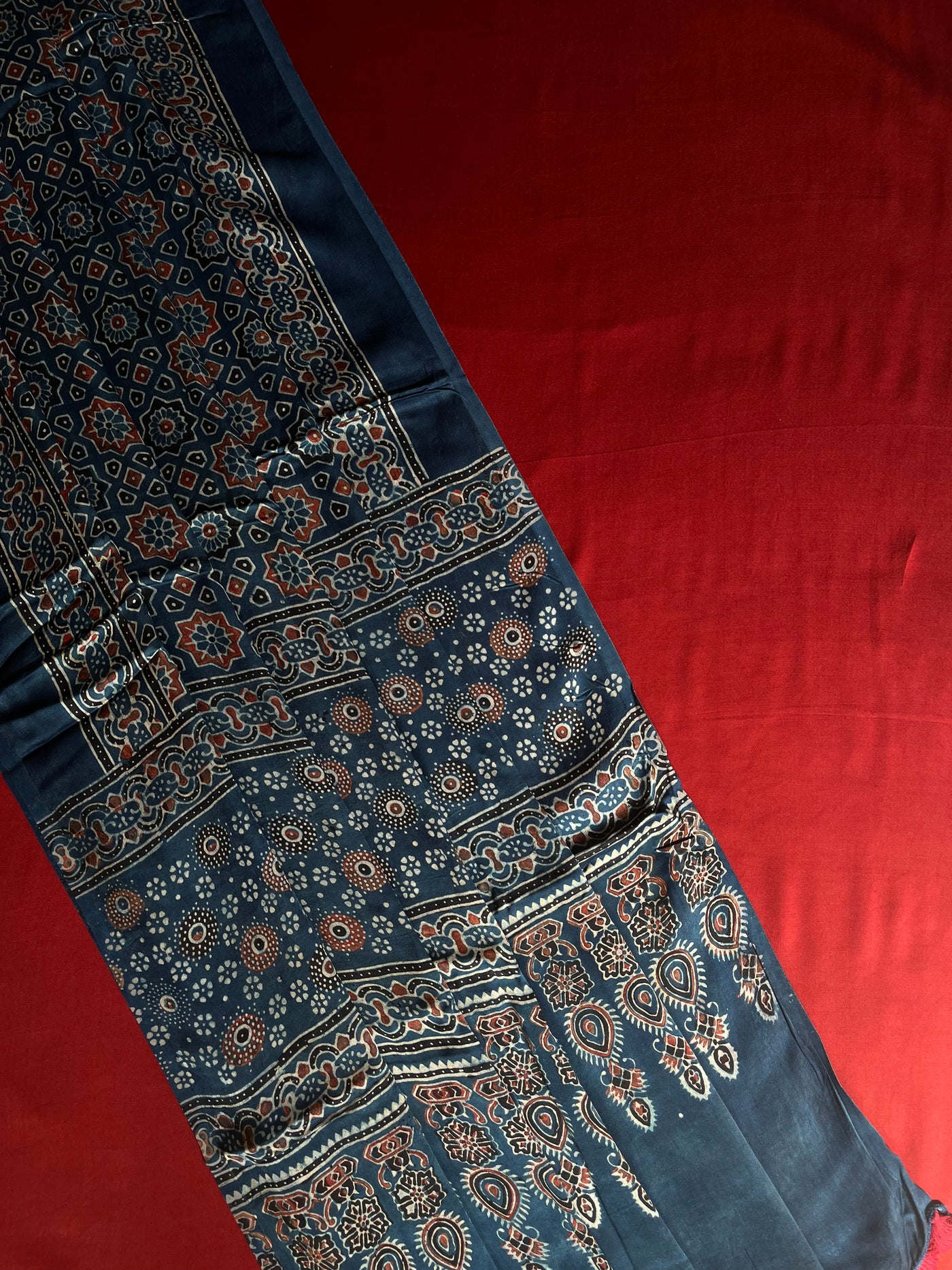 PALAK : Handblock Ajrakh Modal Silk Suitset