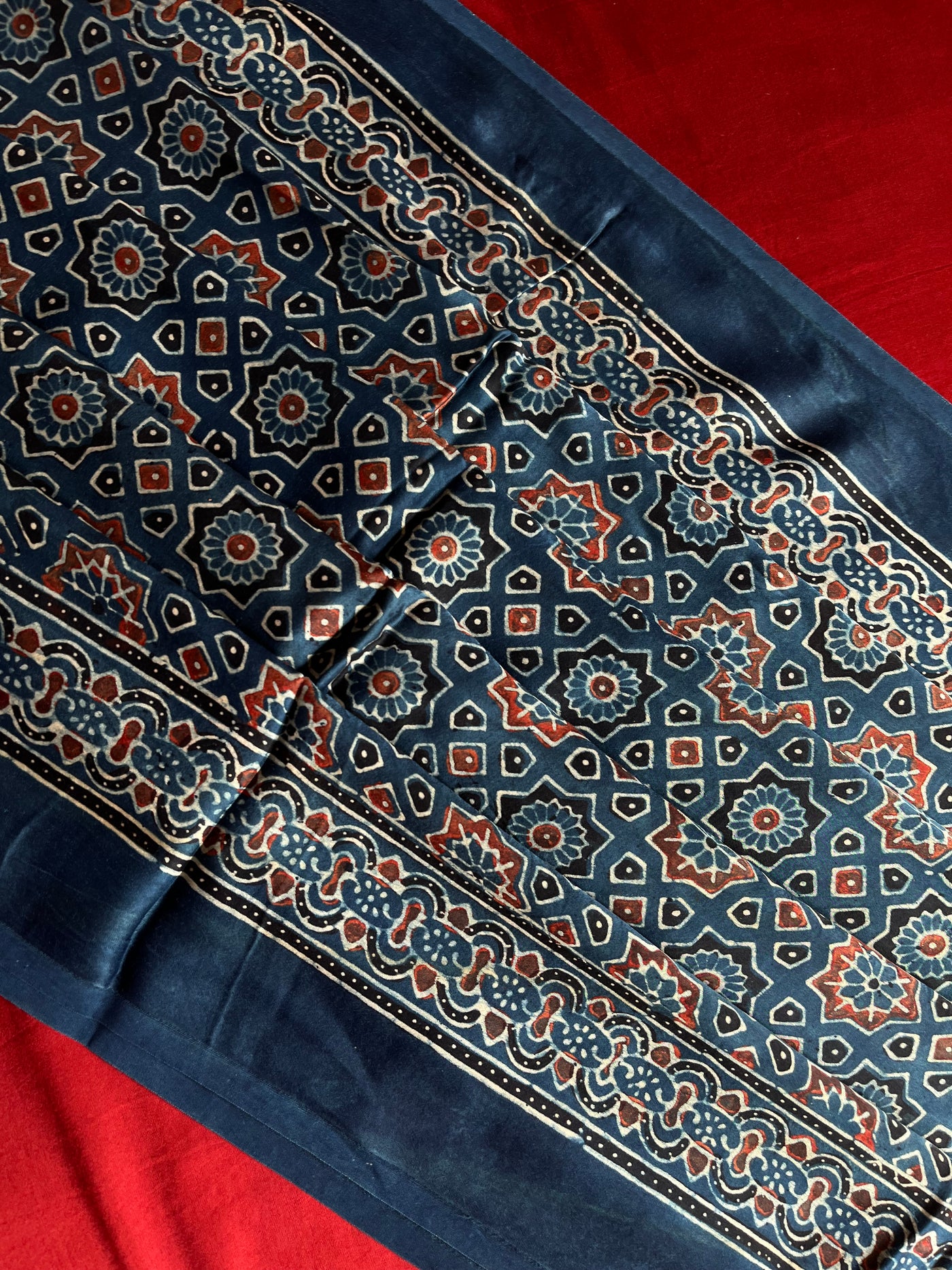 PALAK : Handblock Ajrakh Modal Silk Suitset