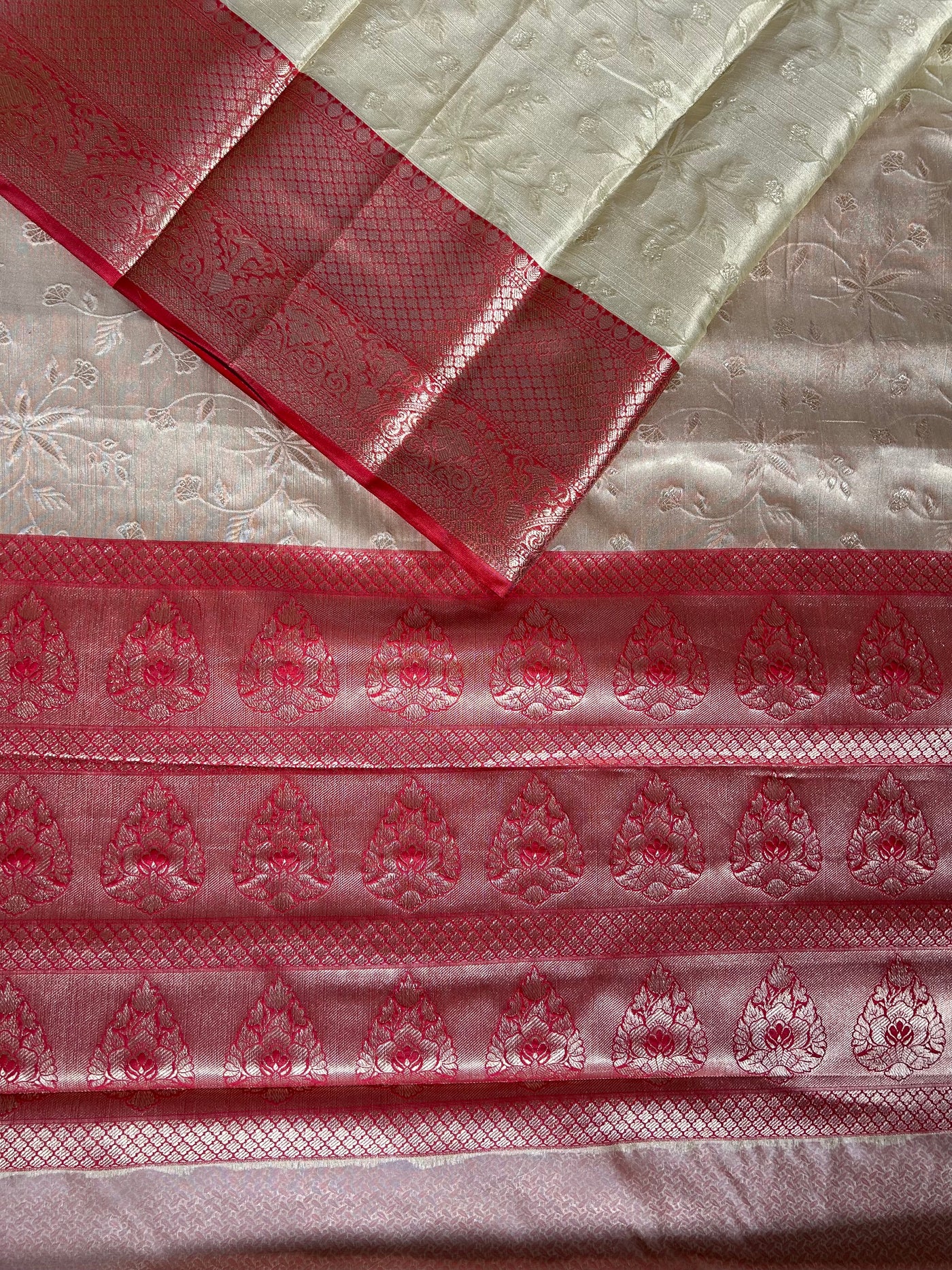 NILAY:CREAM, PARTYWEAR BANARASI TANCHUI SAREE WITH ZARI PALLU.