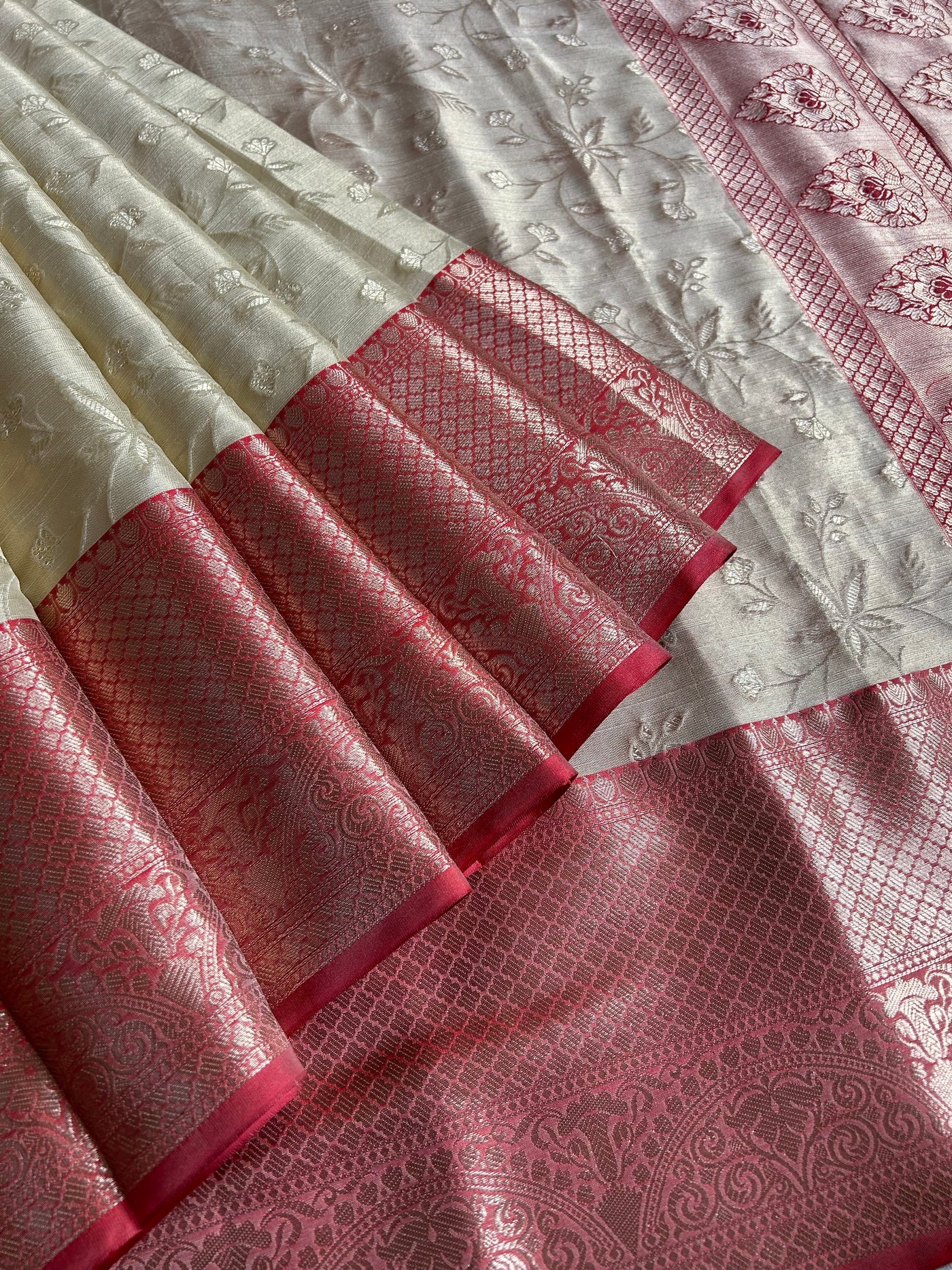 NILAY:CREAM, PARTYWEAR BANARASI TANCHUI SAREE WITH ZARI PALLU.