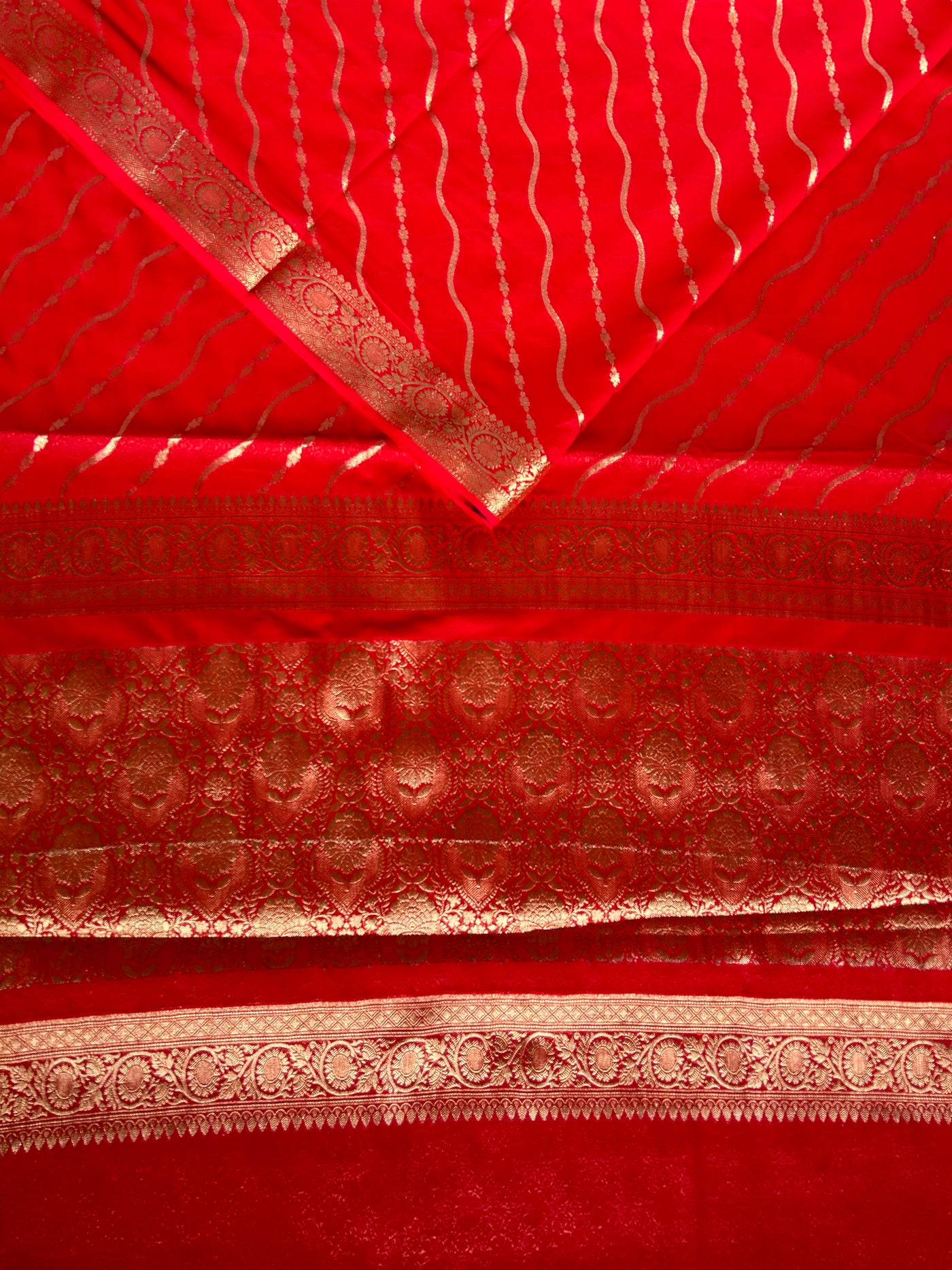 LEHERIYA: RED, WEDDING WEAR BANARASI LEHRIYA SILK SAREE