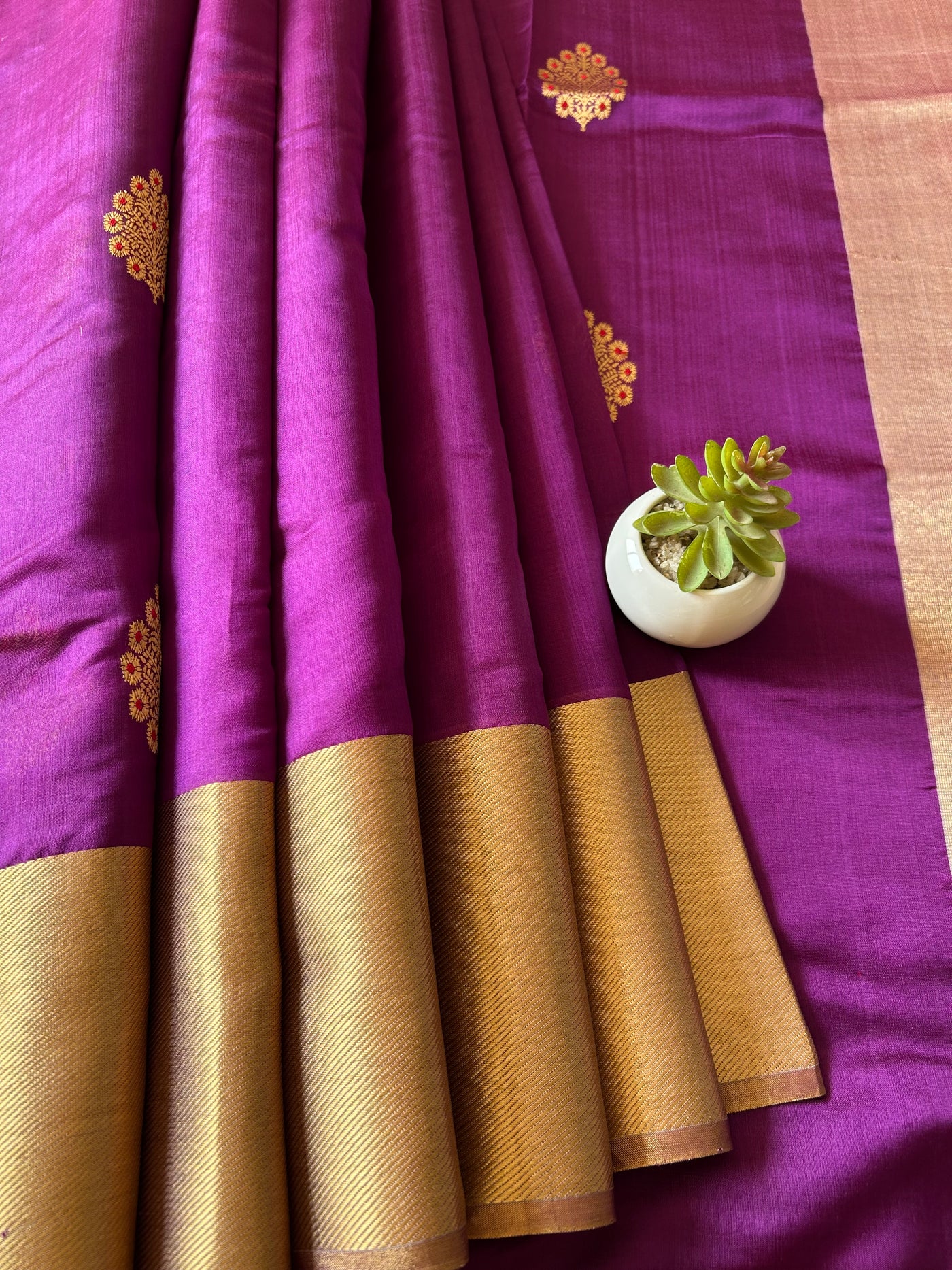 GULDASTA: HANDLOOM PURE SILK CHANDERI SAREE WITH EK NALIYA BOOTA