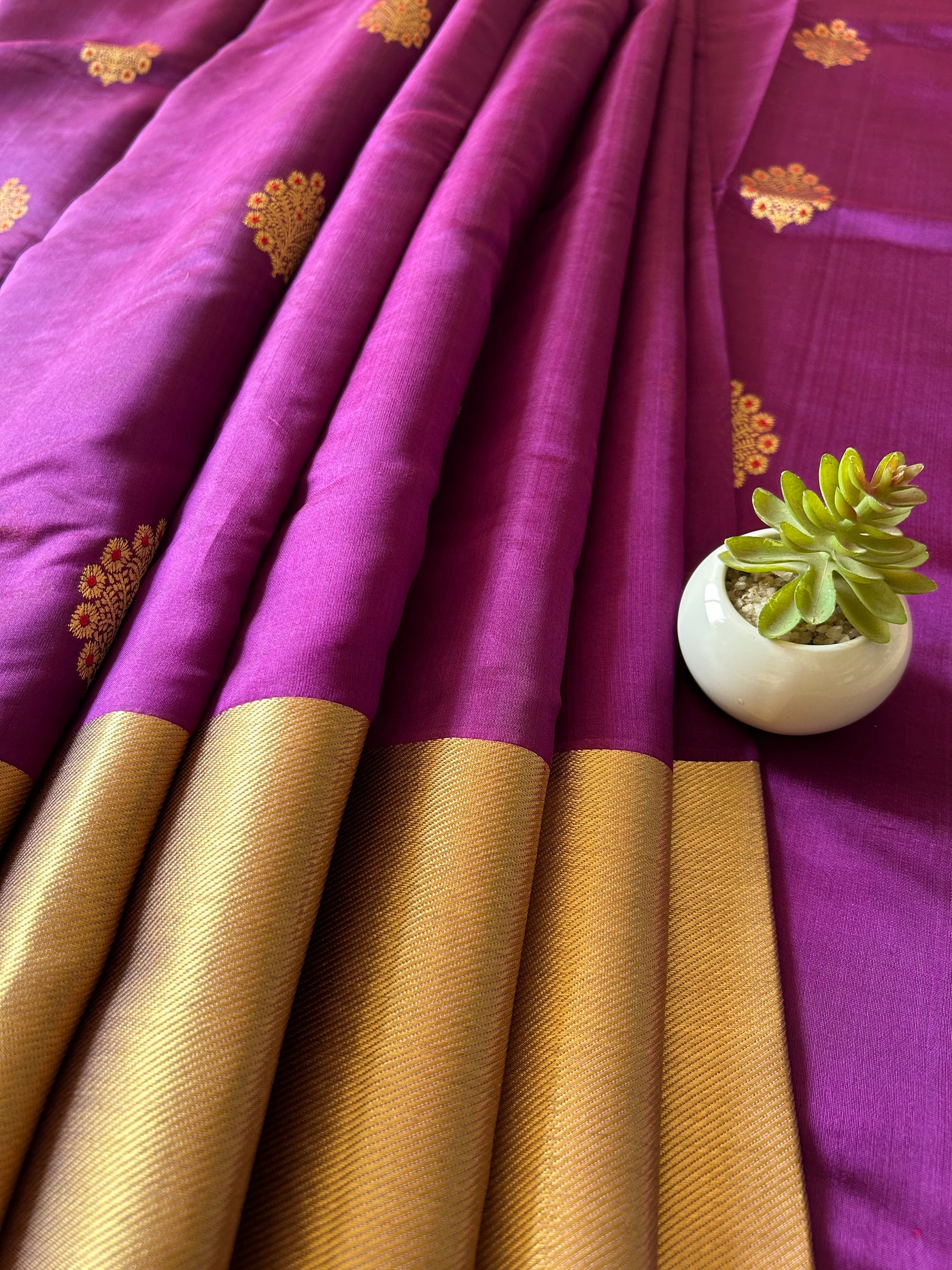 GULDASTA: HANDLOOM PURE SILK CHANDERI SAREE WITH EK NALIYA BOOTA