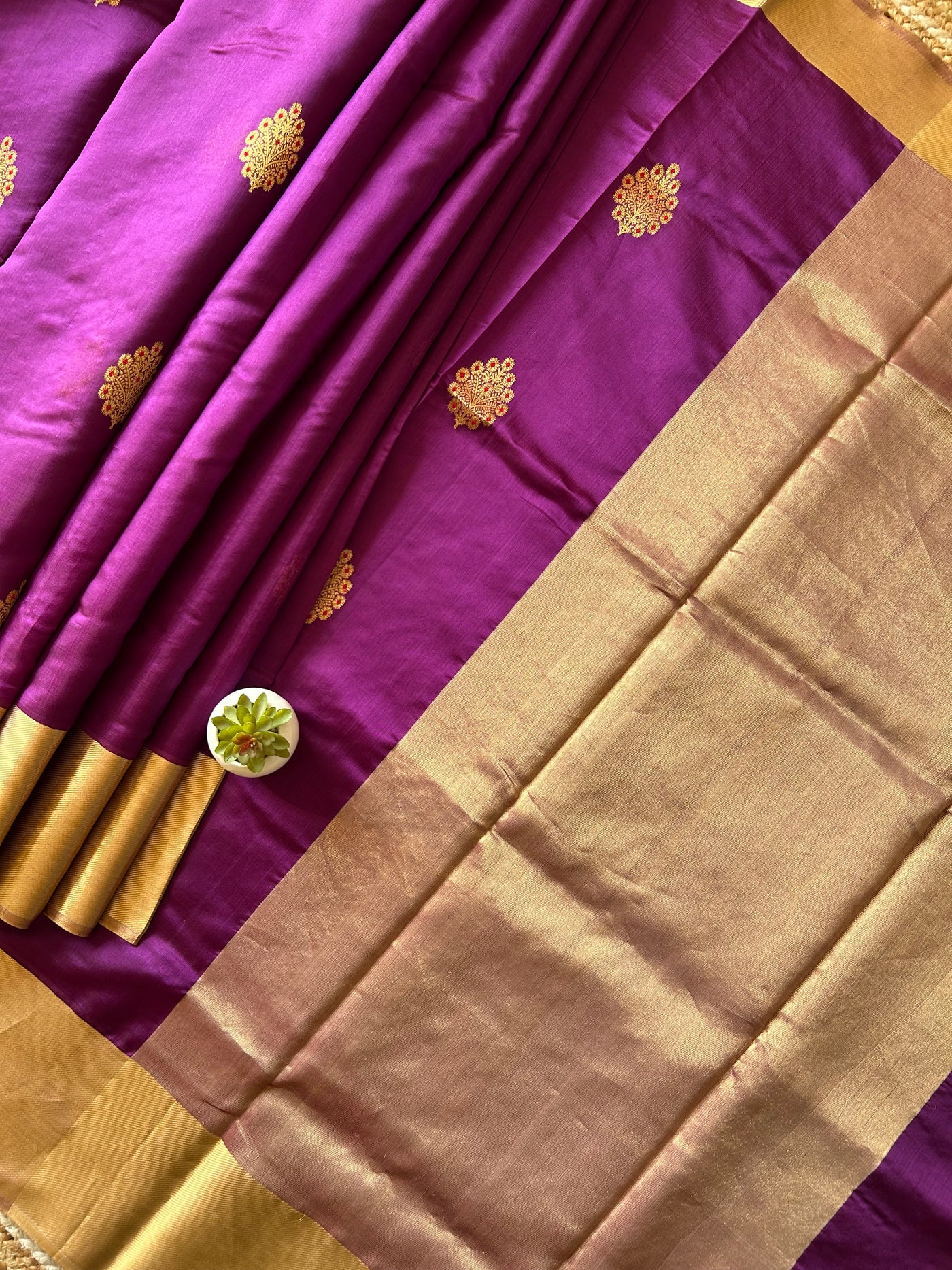 GULDASTA: HANDLOOM PURE SILK CHANDERI SAREE WITH EK NALIYA BOOTA