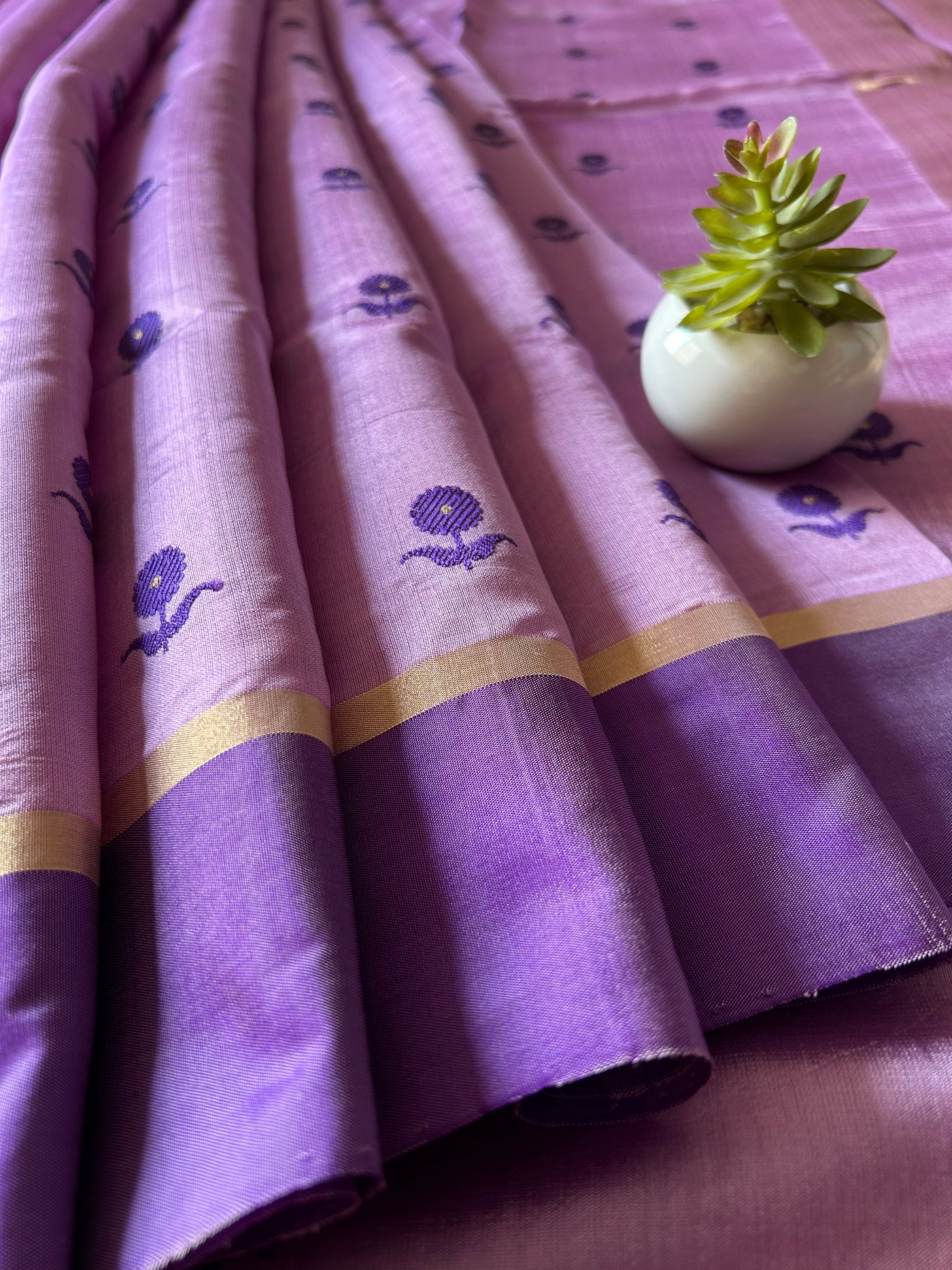 MAHARANI: HANDLOOM PURE SILK CHANDERI SAREE WITH EK NALIYA BOOTA