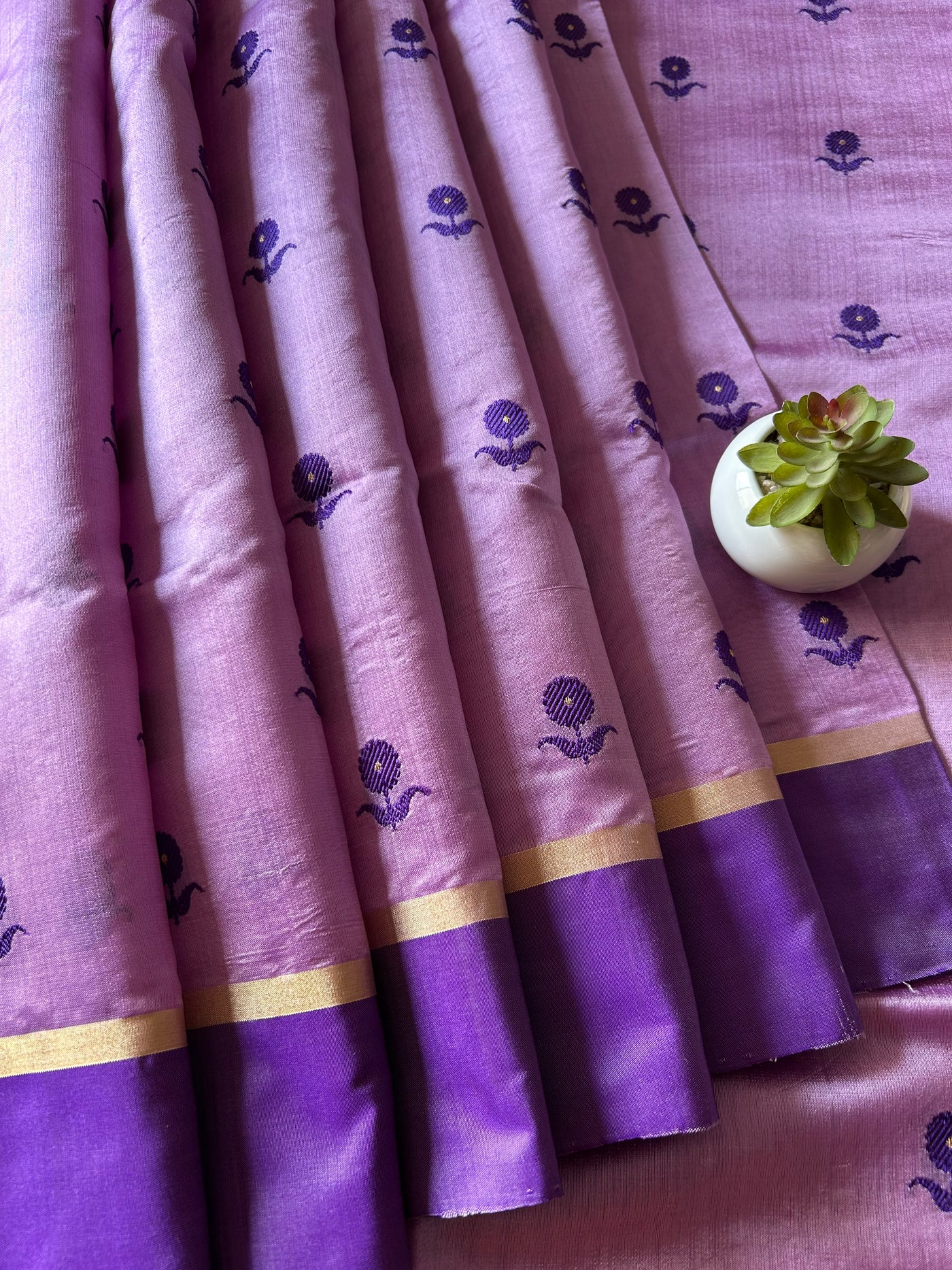 MAHARANI: HANDLOOM PURE SILK CHANDERI SAREE WITH EK NALIYA BOOTA