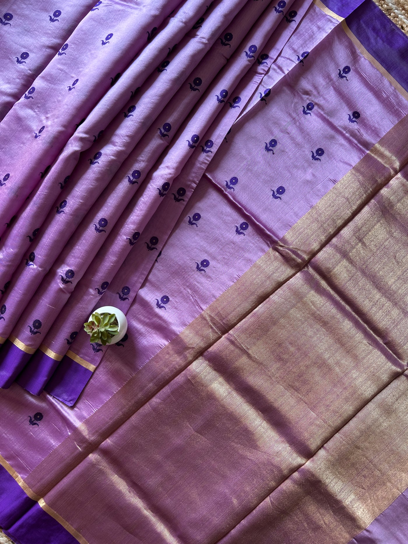 MAHARANI: HANDLOOM PURE SILK CHANDERI SAREE WITH EK NALIYA BOOTA