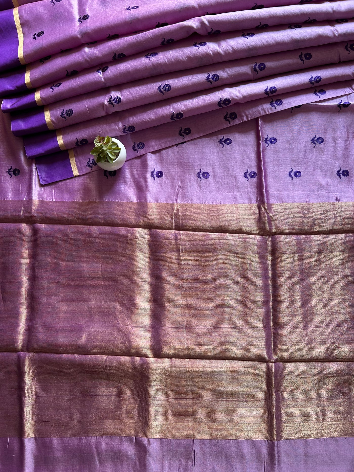 MAHARANI: HANDLOOM PURE SILK CHANDERI SAREE WITH EK NALIYA BOOTA