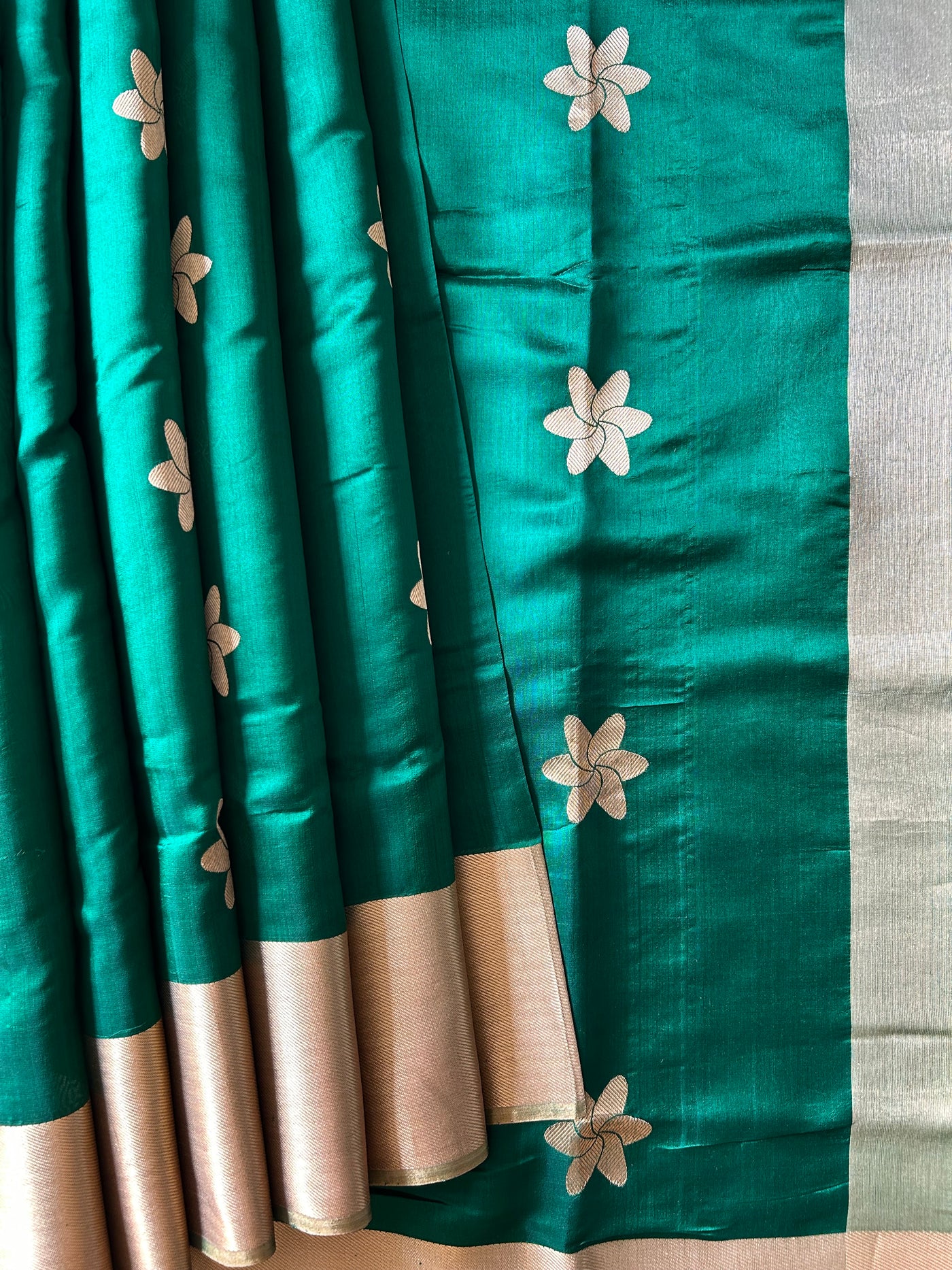 SURKH HARA: HANDLOOM PURE SILK CHANDERI SAREE WITH EK NALIYA BOOTA