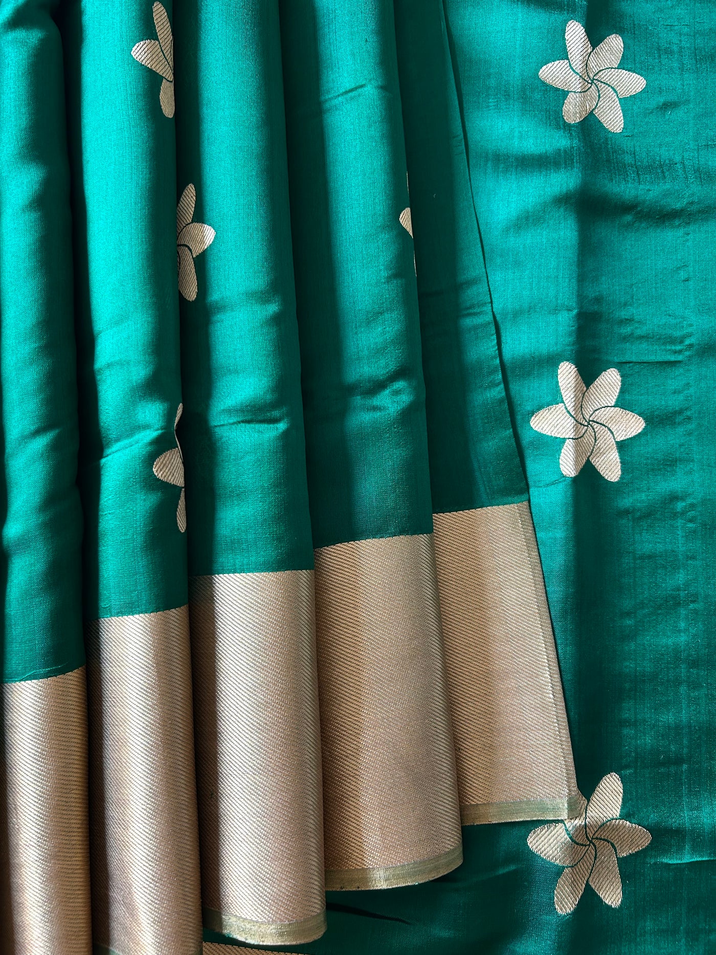 SURKH HARA: HANDLOOM PURE SILK CHANDERI SAREE WITH EK NALIYA BOOTA