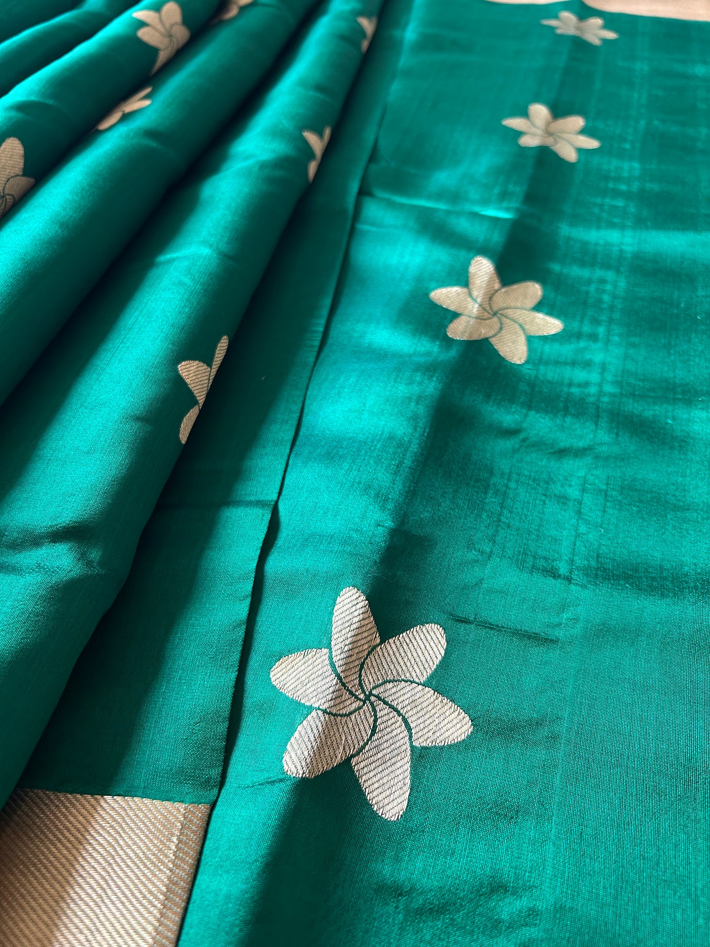 SURKH HARA: HANDLOOM PURE SILK CHANDERI SAREE WITH EK NALIYA BOOTA