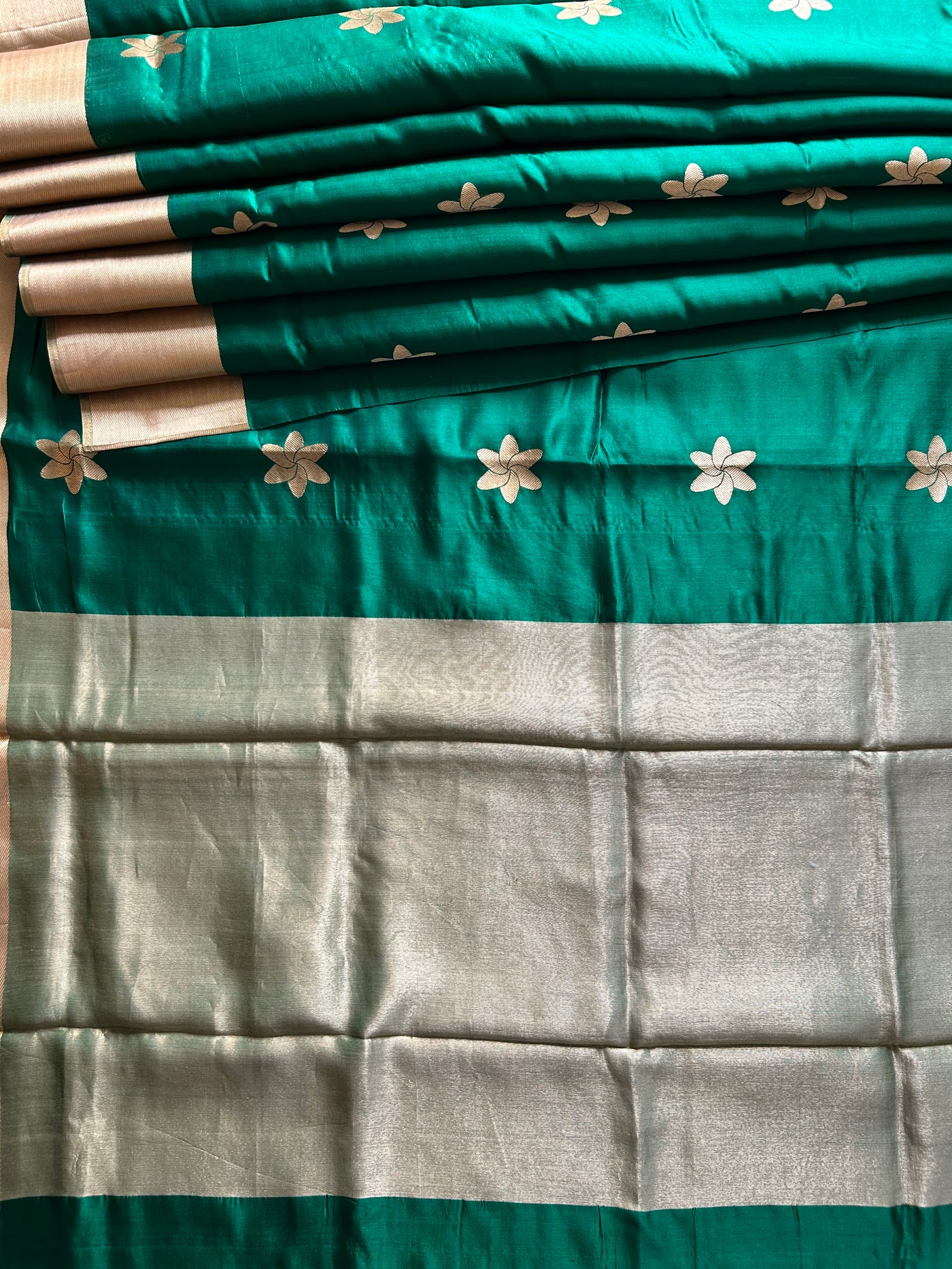 SURKH HARA: HANDLOOM PURE SILK CHANDERI SAREE WITH EK NALIYA BOOTA