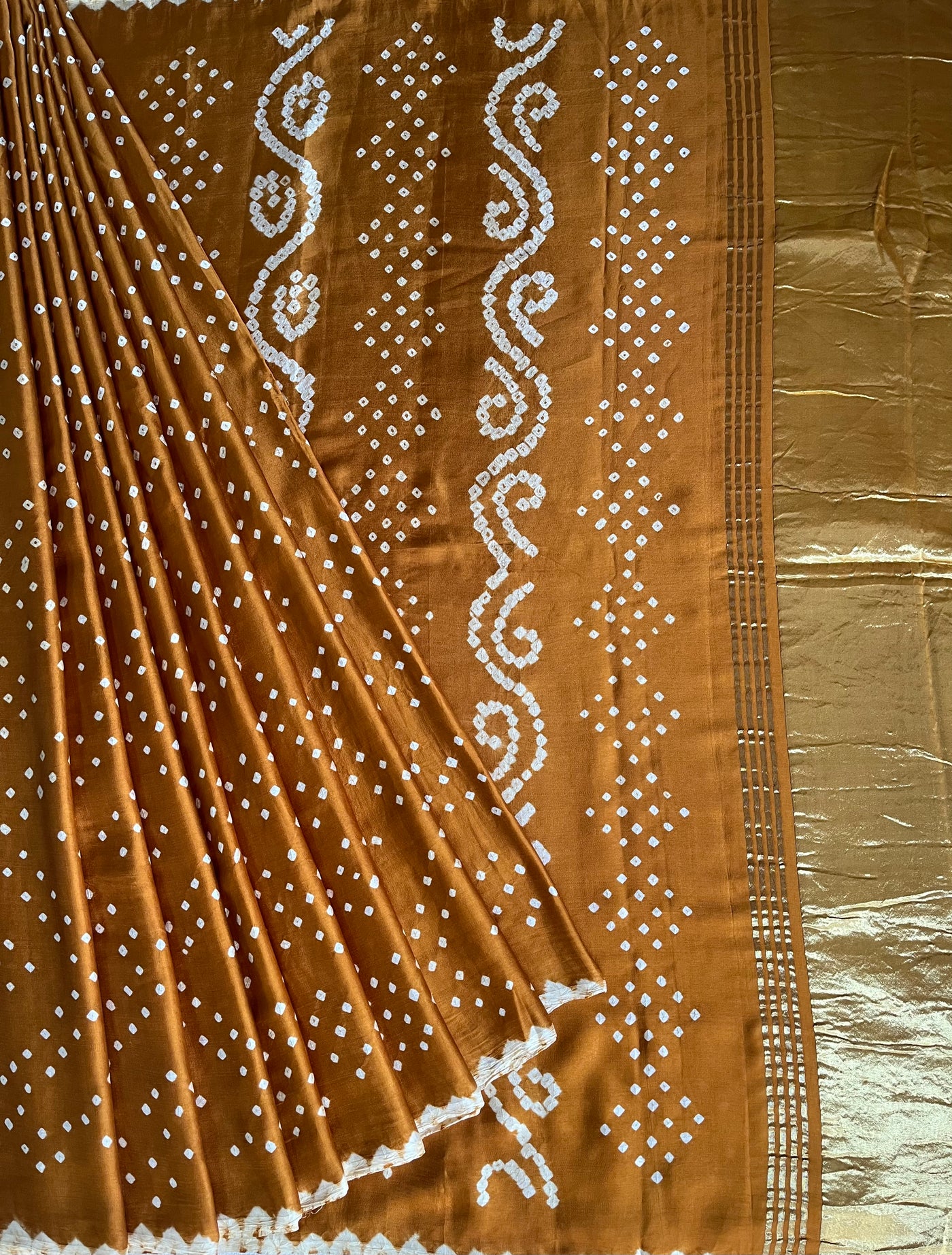 ANANDITA: Handmade Bandhani saree with tissue palla