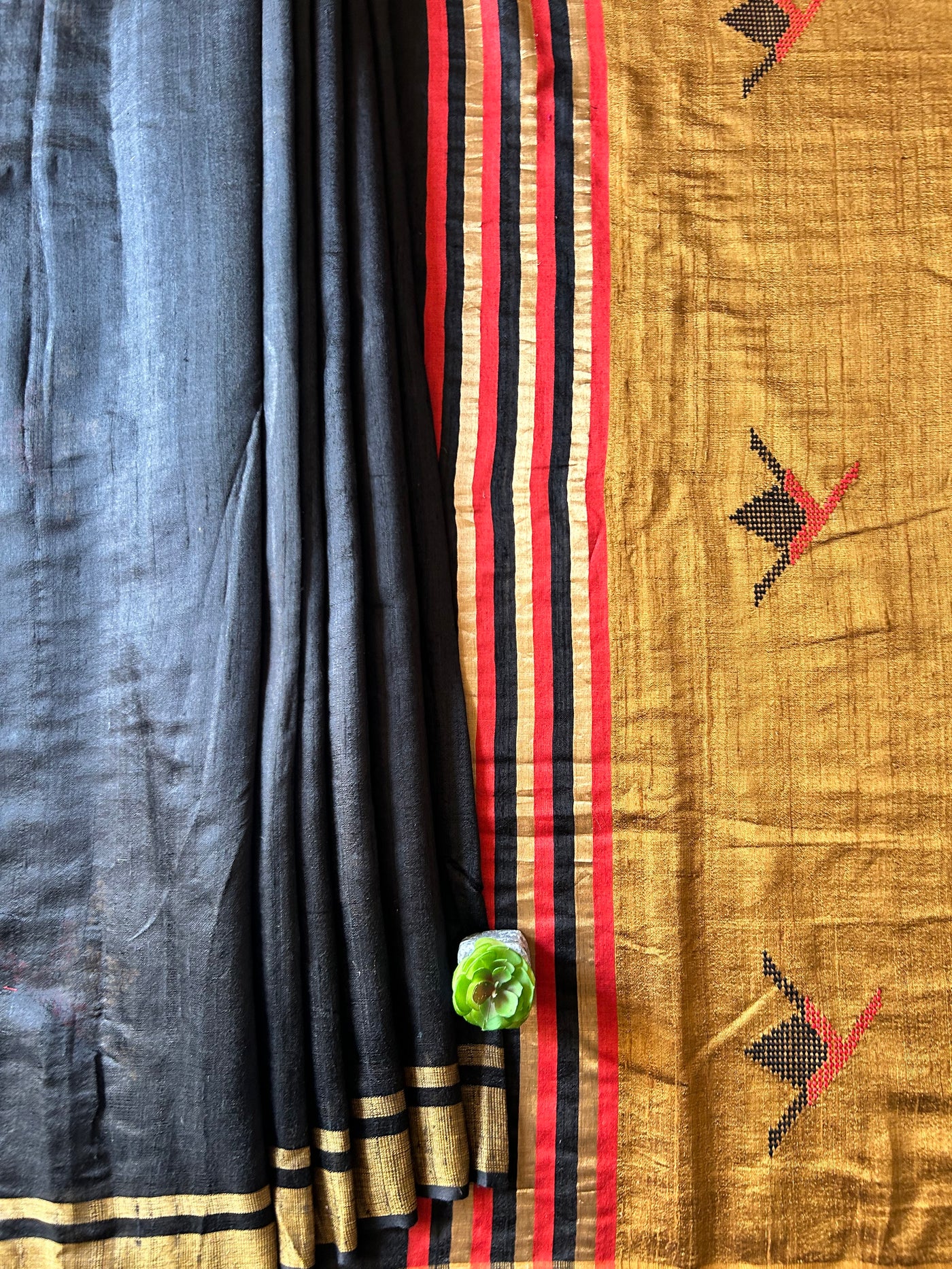 SUNHARI: BLACK,HANDLOOM PURE SILK SAREE