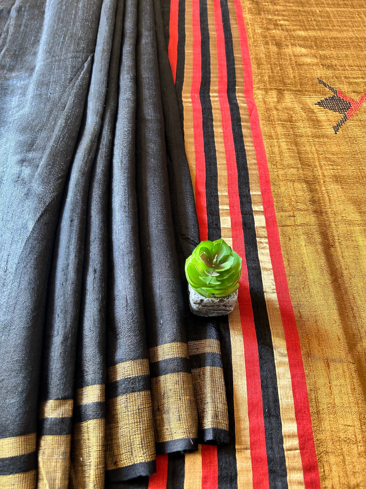 SUNHARI: BLACK,HANDLOOM PURE SILK SAREE