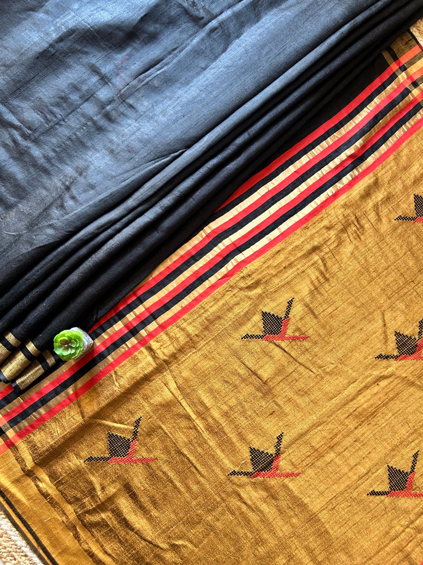 SUNHARI: BLACK,HANDLOOM PURE SILK SAREE