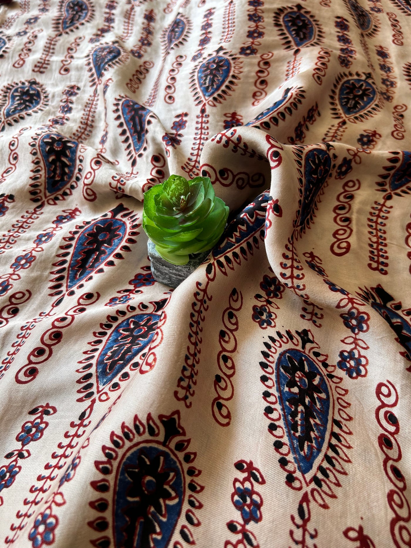 KIARA:CREAM,HANDBLOCK AJRAKH MODAL SILK GHARCHOLA SAREE