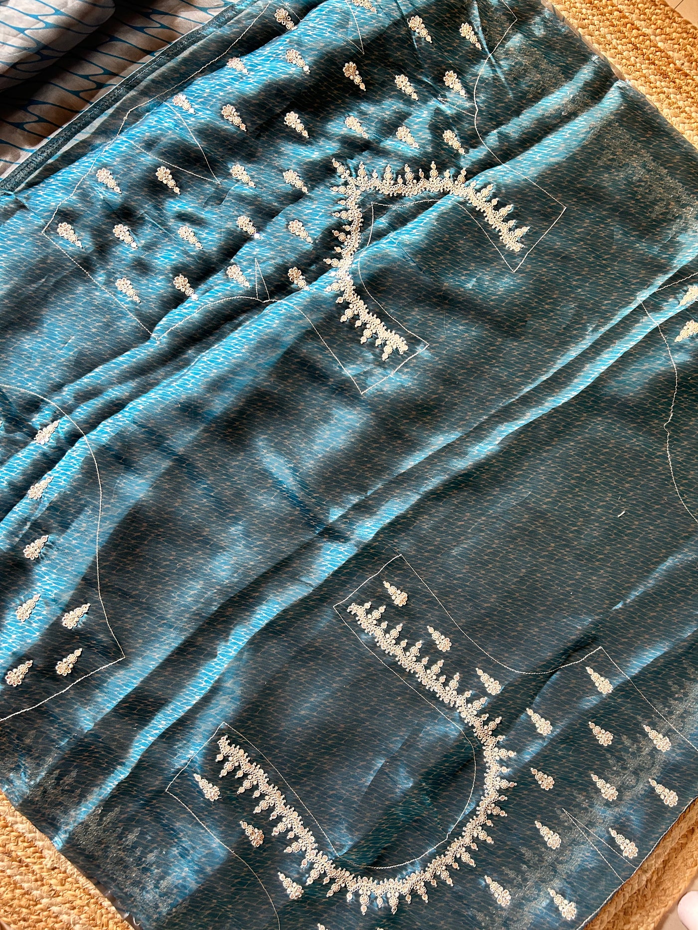 KASAVI: PARTYWEAR DIGITAL PRINTED TISSUE ORGANZA SAREE WITH EMBROIDERY.