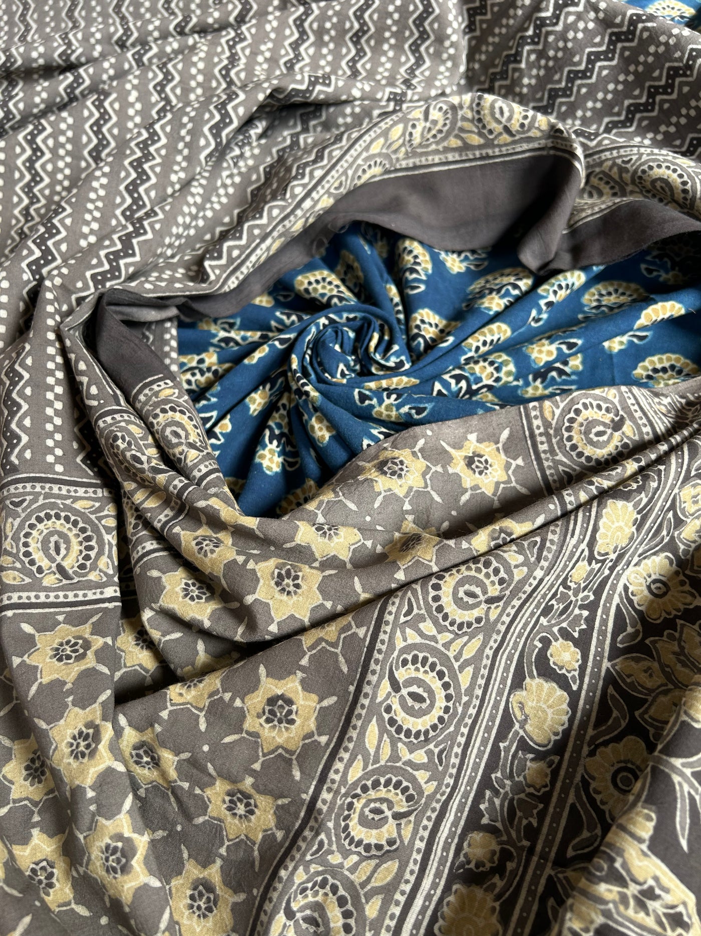 Kamal: Handblock Ajrakh 3 piece Suitset