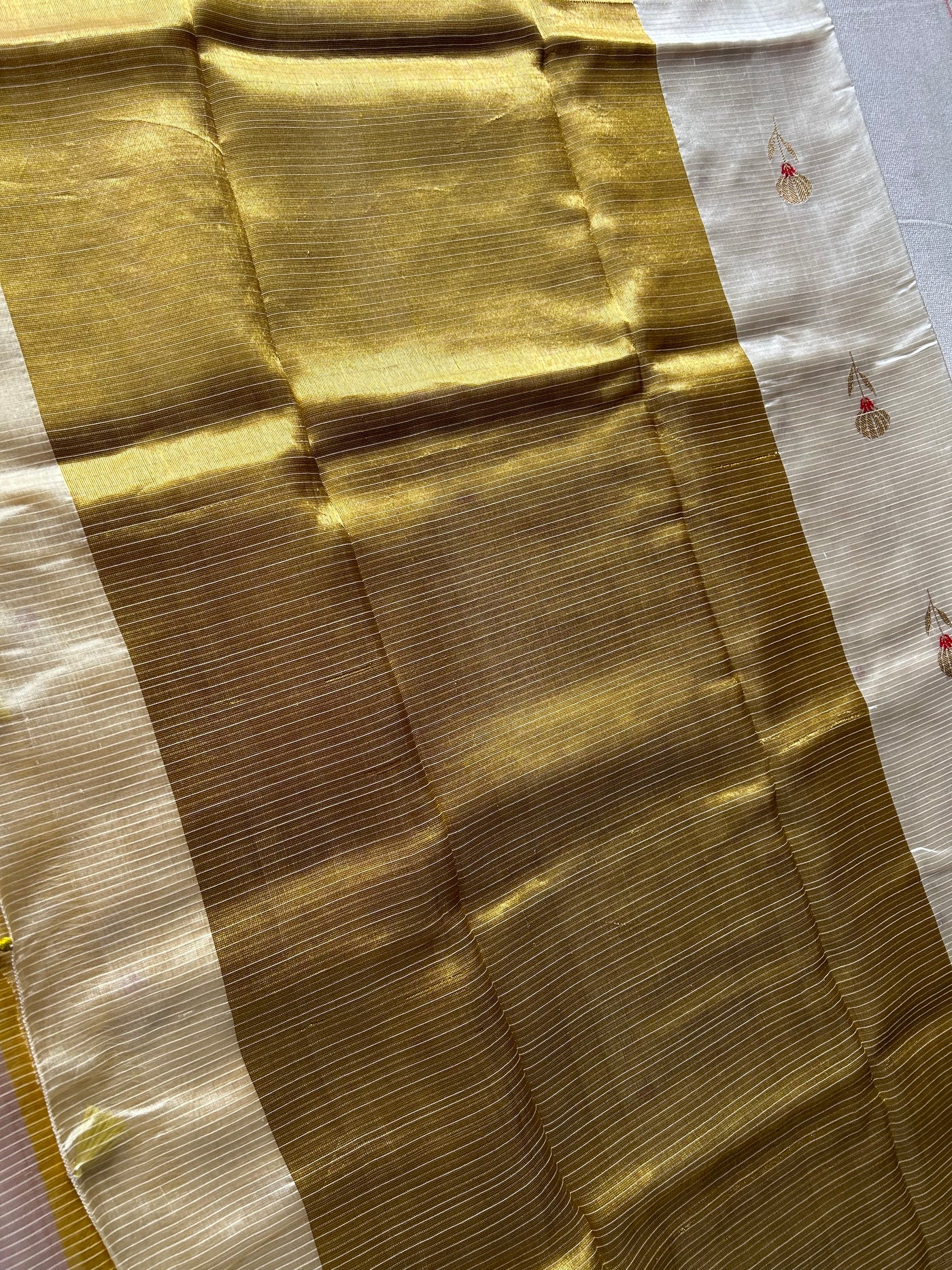 SUNAHRI: HANDLOOM PURE SILK CHANDERI SAREE WITH EK NALIYA BOOTA