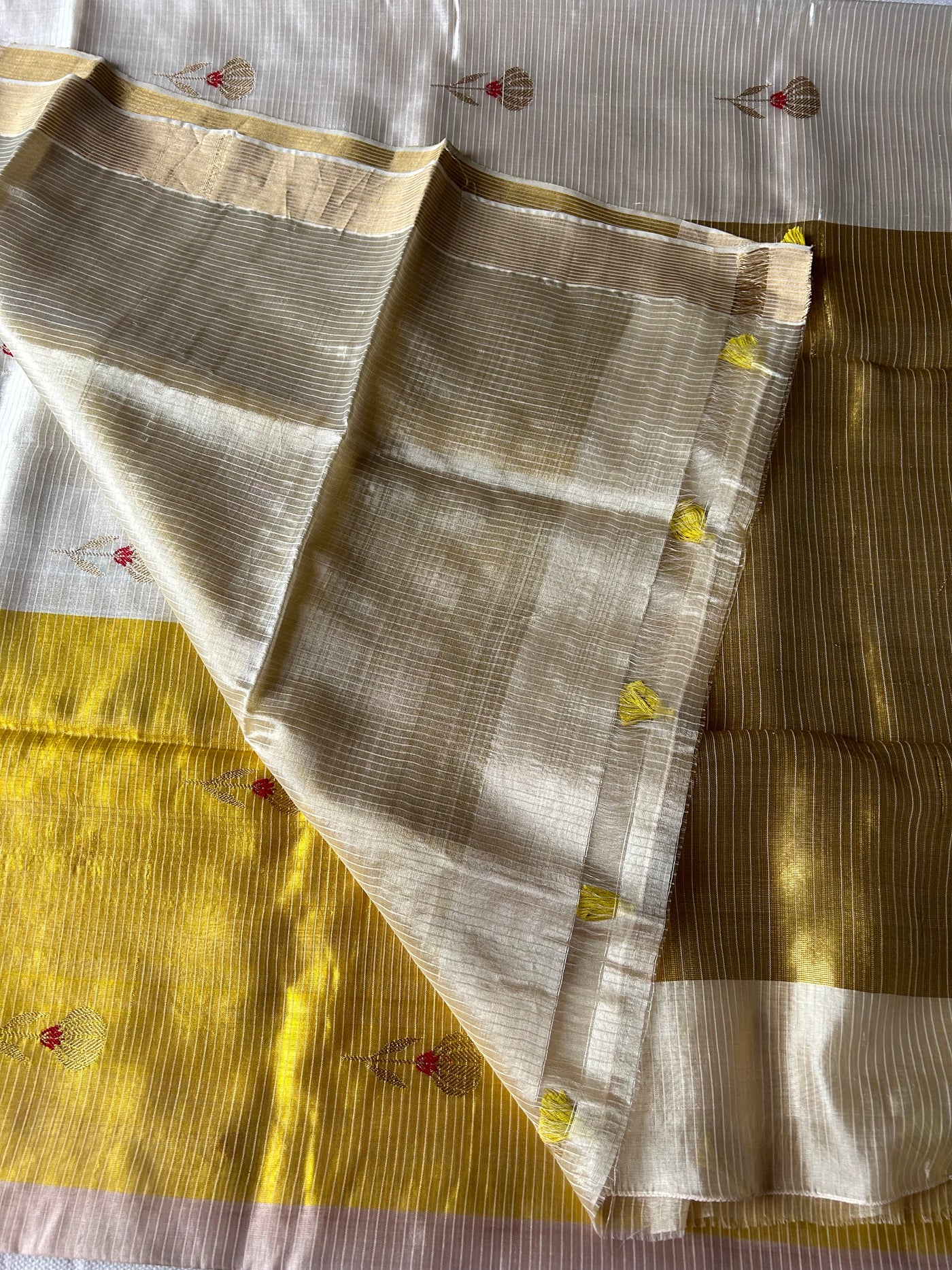 SUNAHRI: HANDLOOM PURE SILK CHANDERI SAREE WITH EK NALIYA BOOTA