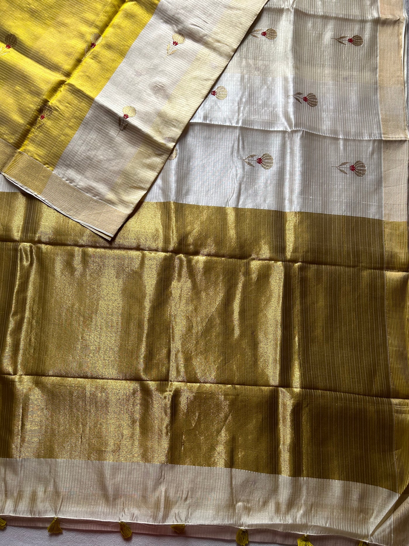 SUNAHRI: HANDLOOM PURE SILK CHANDERI SAREE WITH EK NALIYA BOOTA