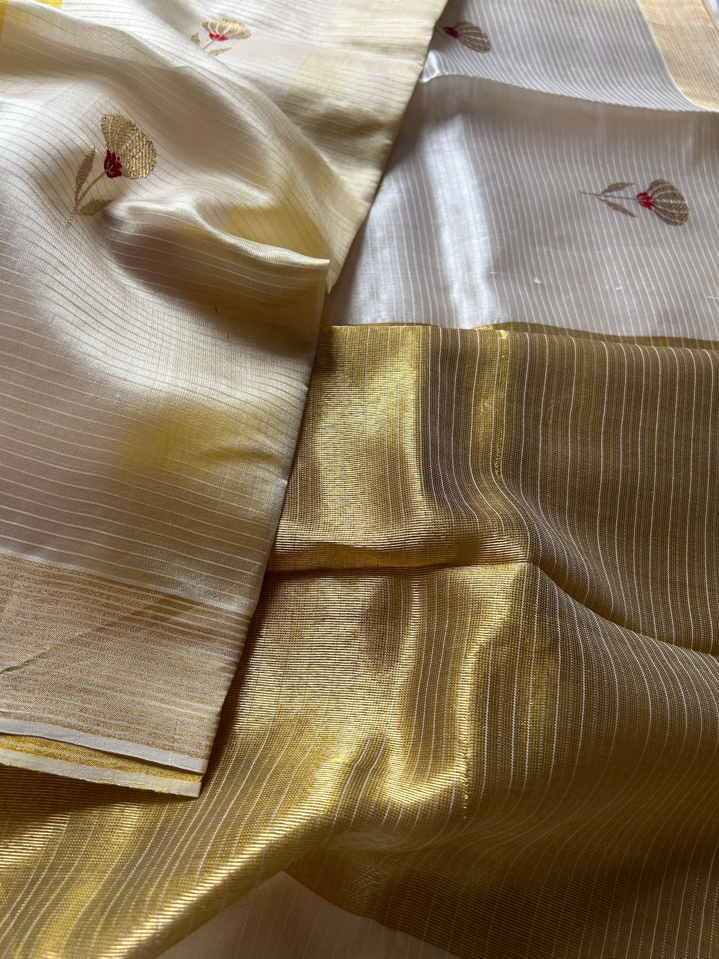 SUNAHRI: HANDLOOM PURE SILK CHANDERI SAREE WITH EK NALIYA BOOTA