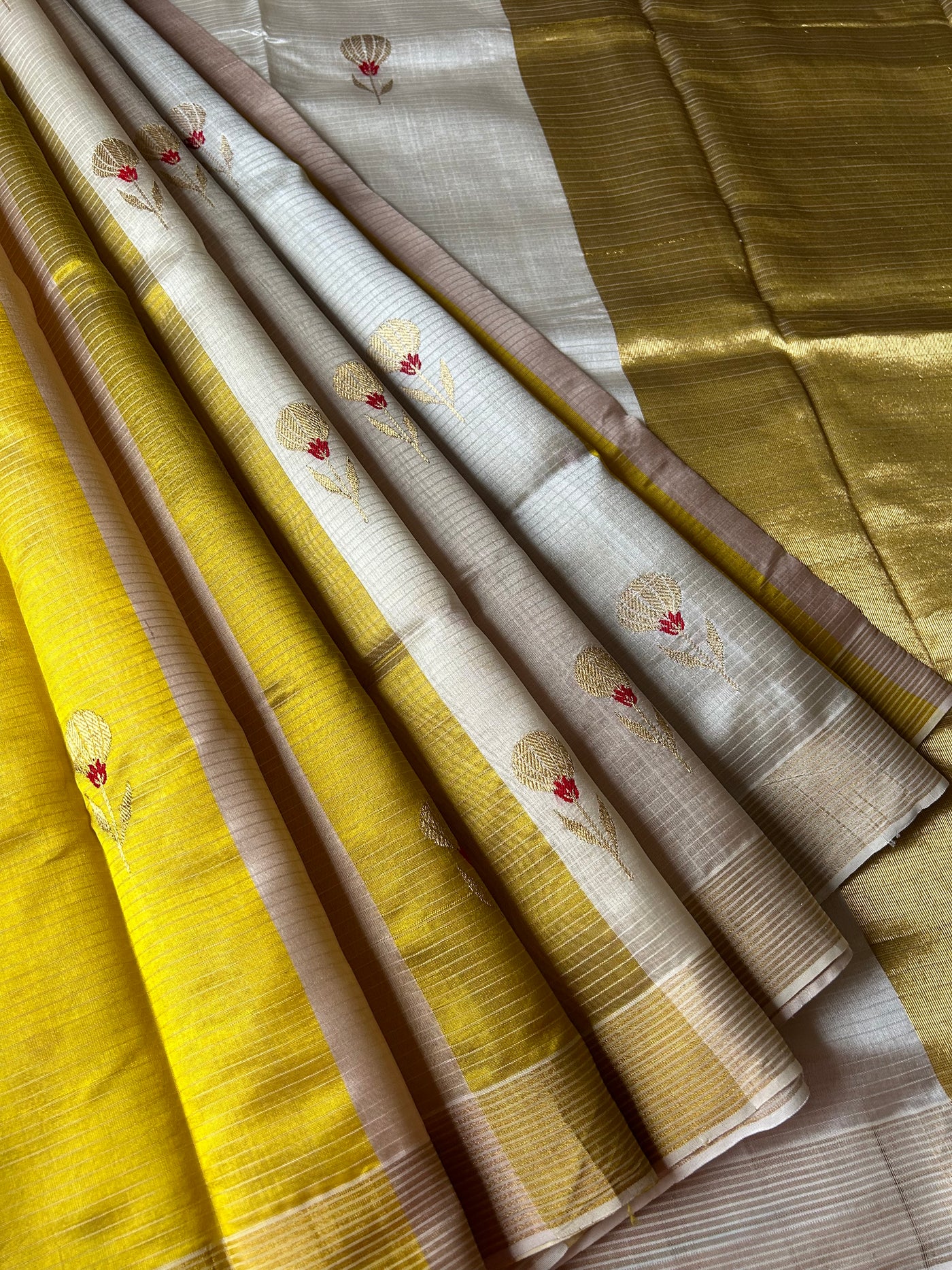 SUNAHRI: HANDLOOM PURE SILK CHANDERI SAREE WITH EK NALIYA BOOTA