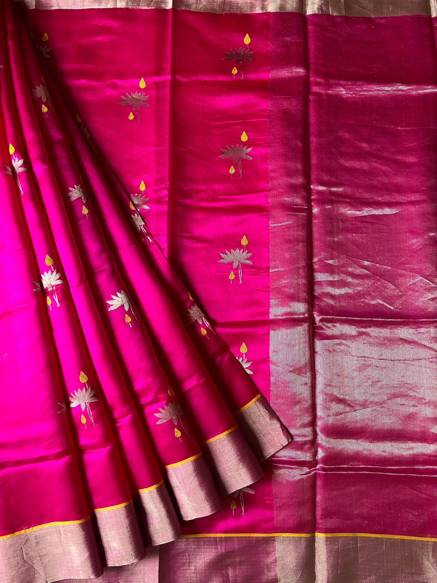 Raj Kamal: HANDLOOM PURE SILK CHANDERI SAREE WITH EK NALIYA BOOTA