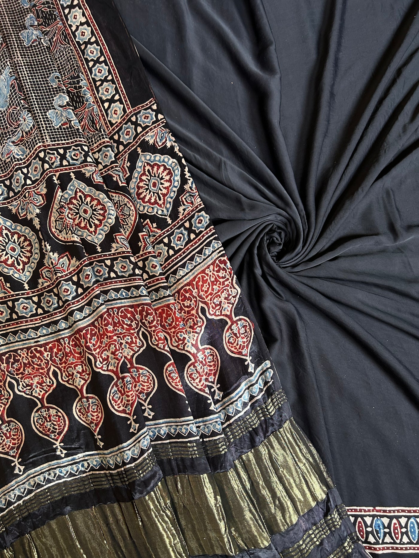 HANSHINI : Handblock Ajrakh Modal Silk Suitset