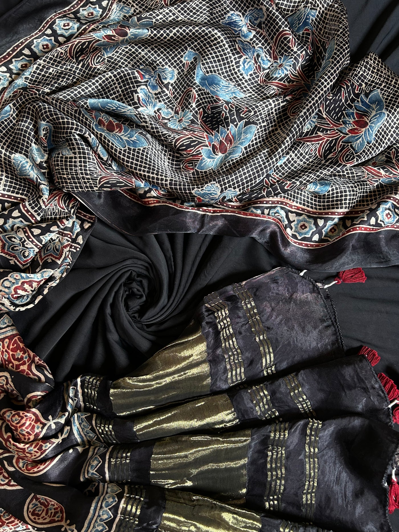 HANSHINI : Handblock Ajrakh Modal Silk Suitset