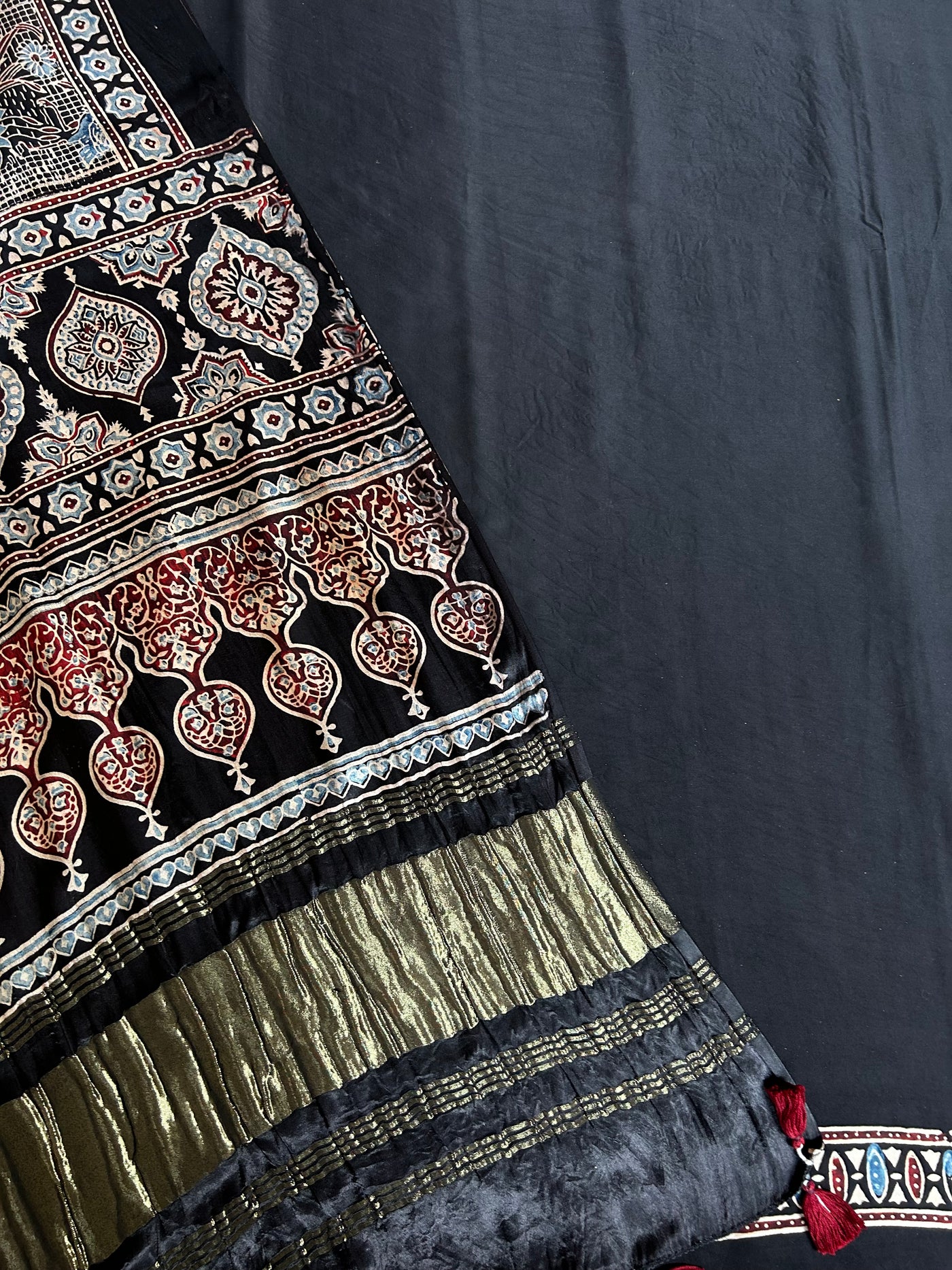 HANSHINI : Handblock Ajrakh Modal Silk Suitset