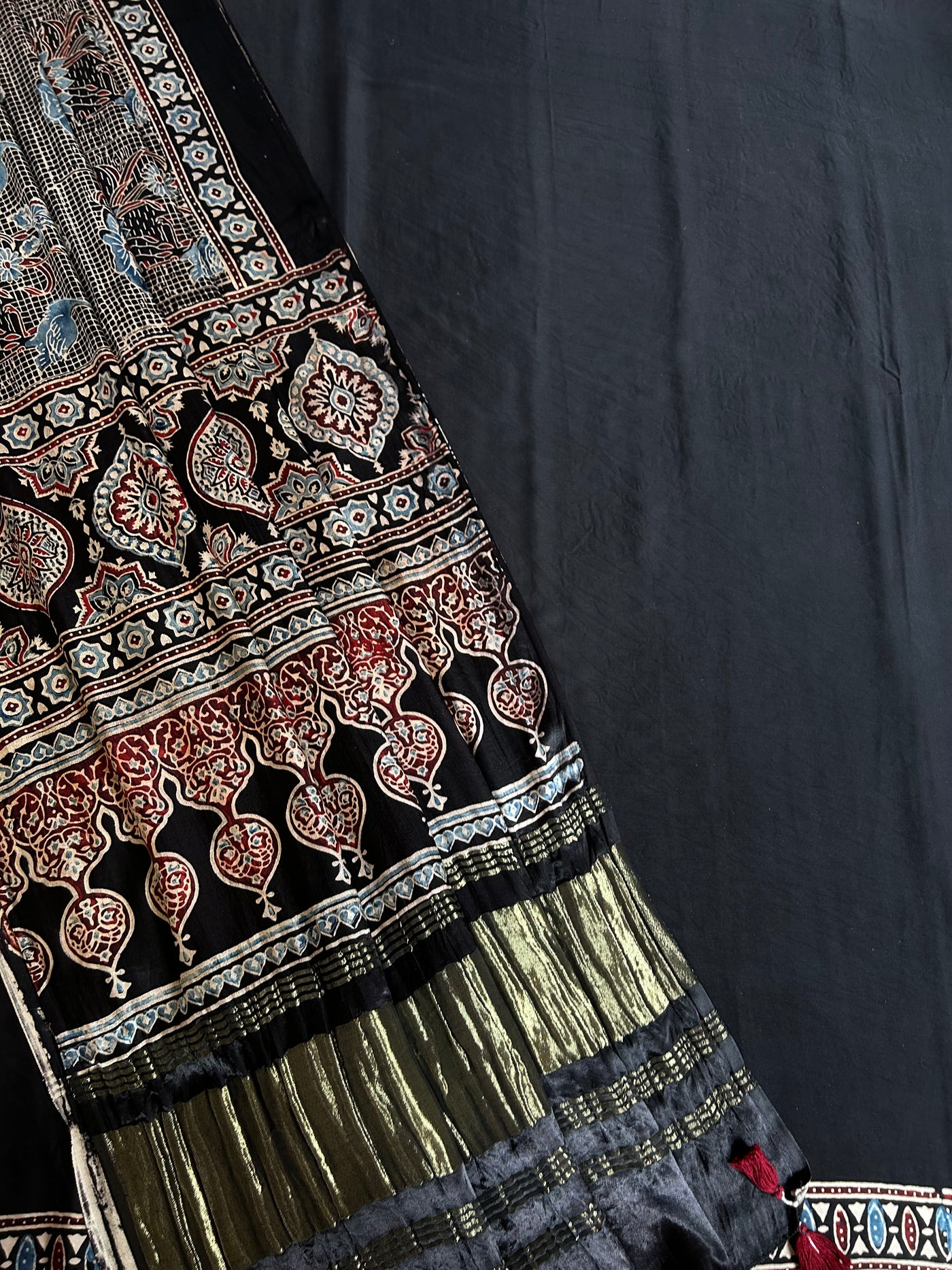 HANSHINI : Handblock Ajrakh Modal Silk Suitset