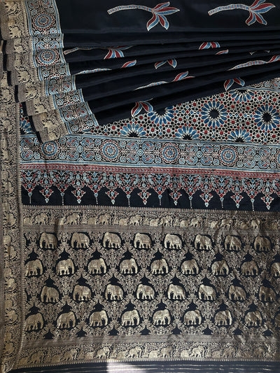 Laxmi:BLACK,HANDBLOCK AJRAKH DOLA SILK SAREE WITH MEENAKARI PALLU.